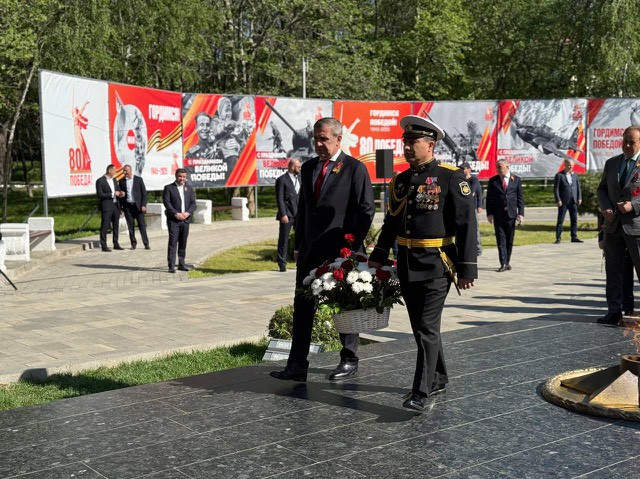 Запир Алхасов почтил память воинов павших в Великой Отечественной войне