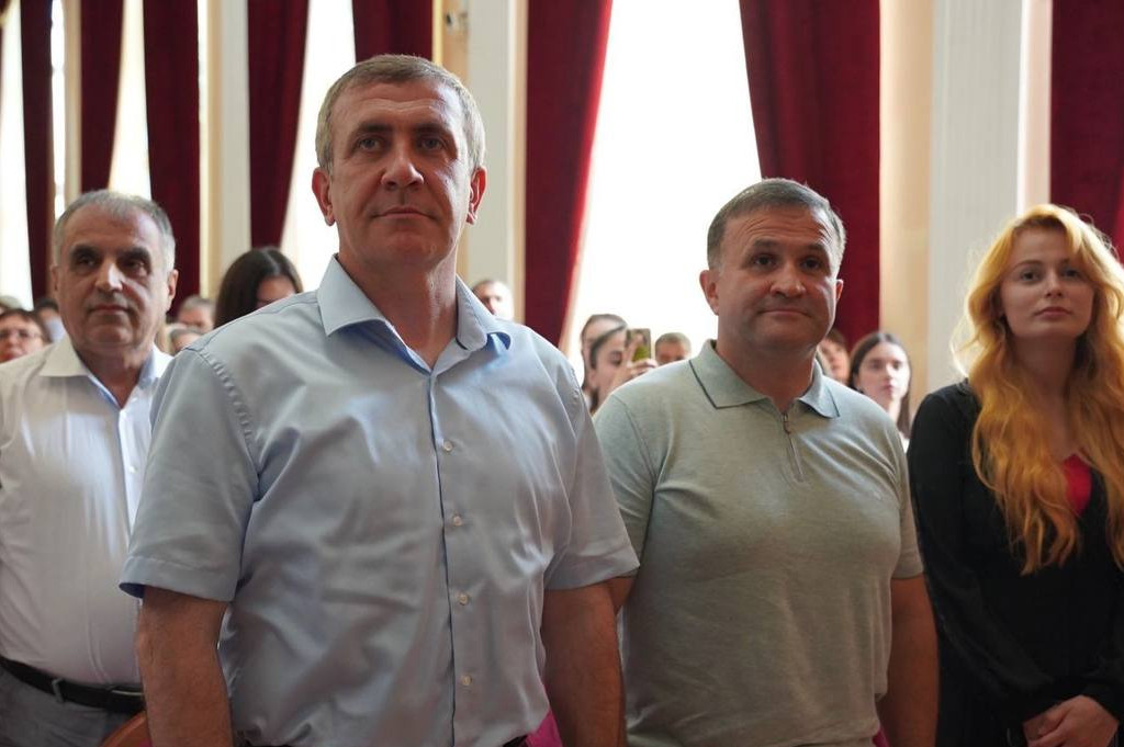 Запир Алхасов вручил выпускникам ДГУ красные дипломы