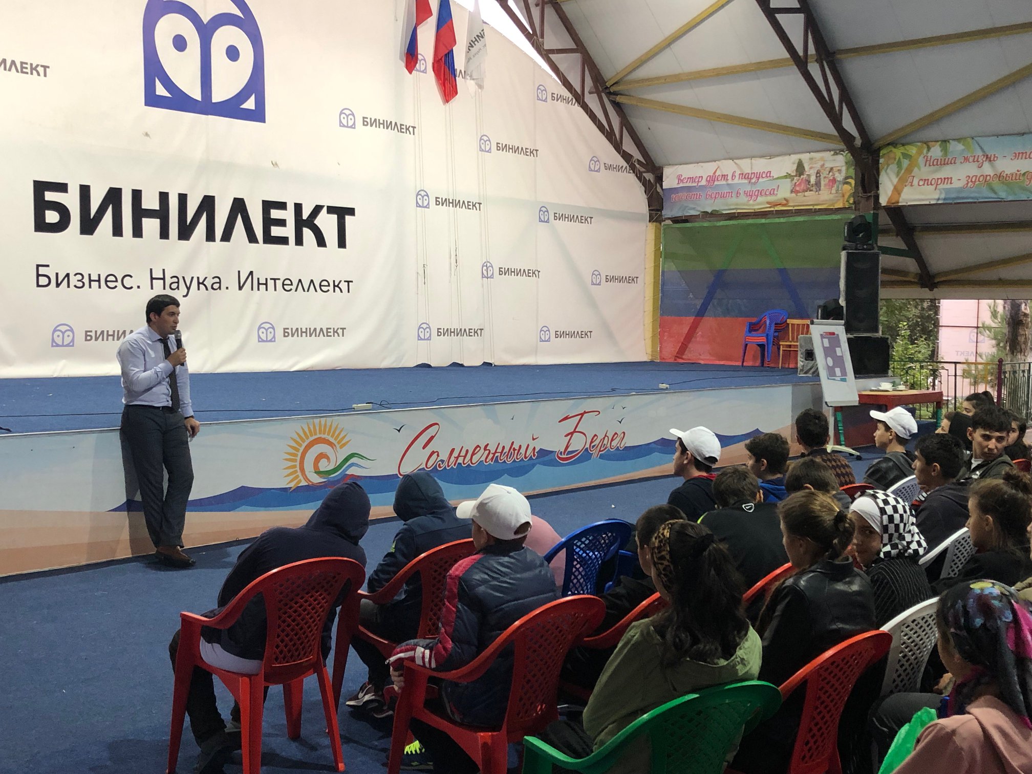 Джамал Алиев встретился с участниками Школы юных управленцев «Бинилект»