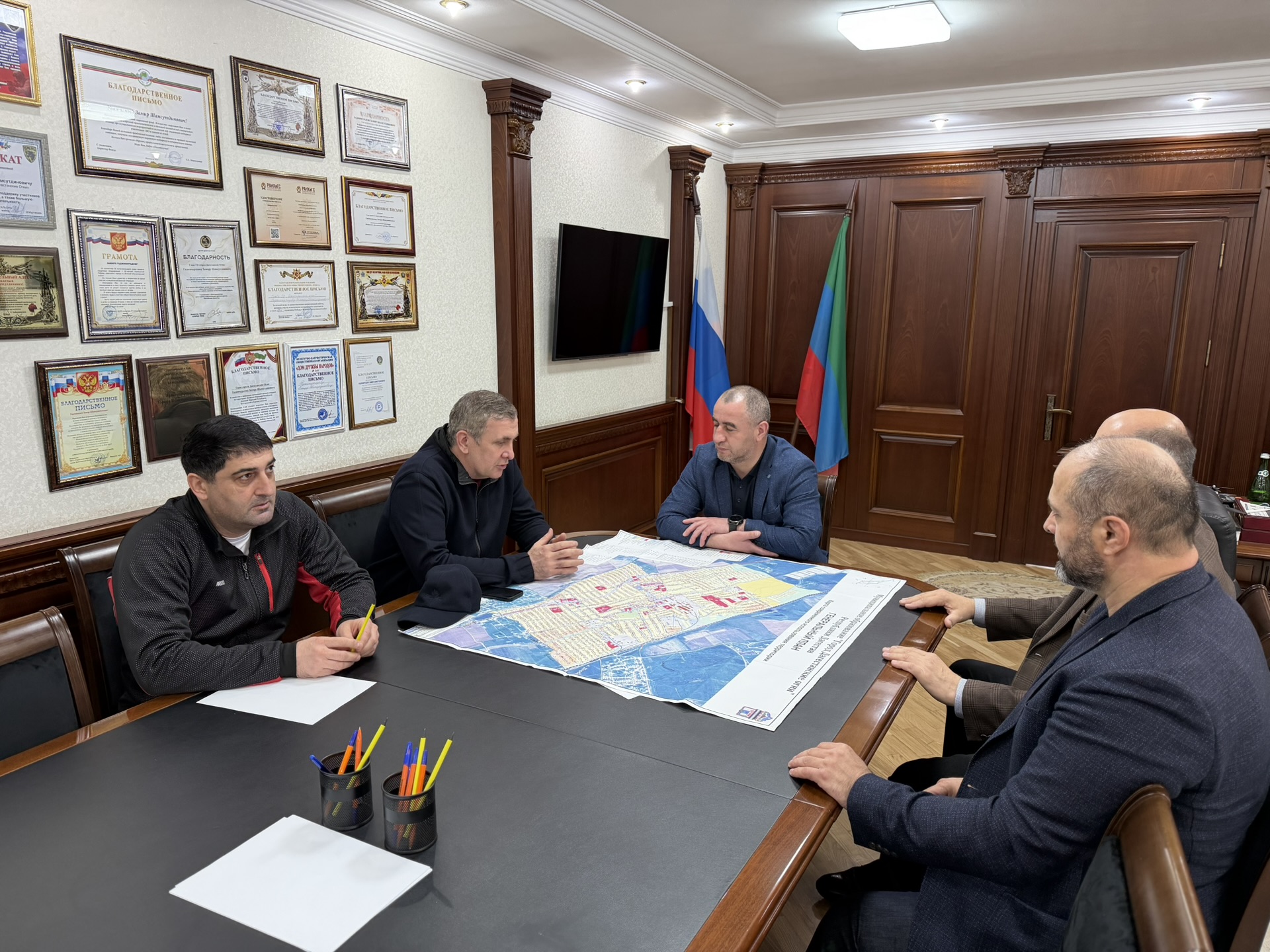 Уполномоченный посетил город Дагестанские Огни, где оказал гуманитарную помощь гражданам, пострадавшим в результате обильных осадков