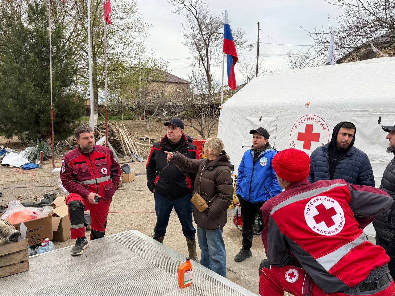 Уполномоченный вместе с сотрудниками аппарата с гуманитарной помощью посетил посёлок Мамедкала Дербентского района, пострадавший в результате обильных осадков и подтопления.