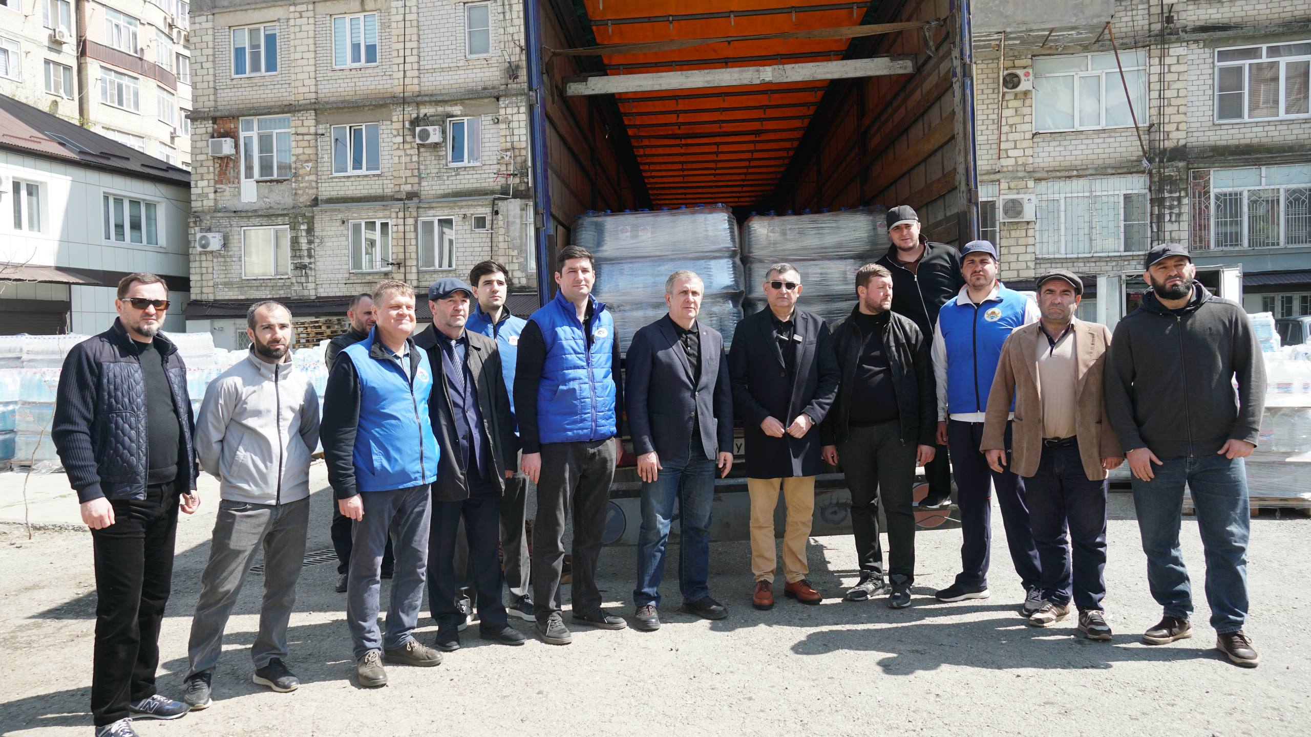 З.Алхасов встретил гуманитарный груз с 20 тоннами питьевой воды, доставленный в Республику Дагестан для оказания помощи гражданам, пострадавшим в результате обильных осадков и подтопления.