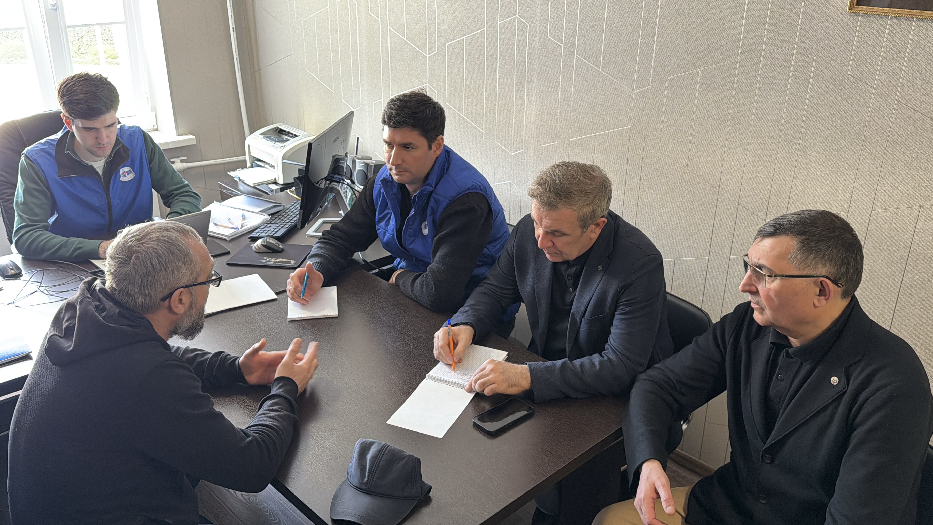 Уполномоченный провёл приём граждан в пункте временного размещения, организованном в одной из гостиниц города Махачкалы для жителей, пострадавших в результате обильных осадков и подтопления.