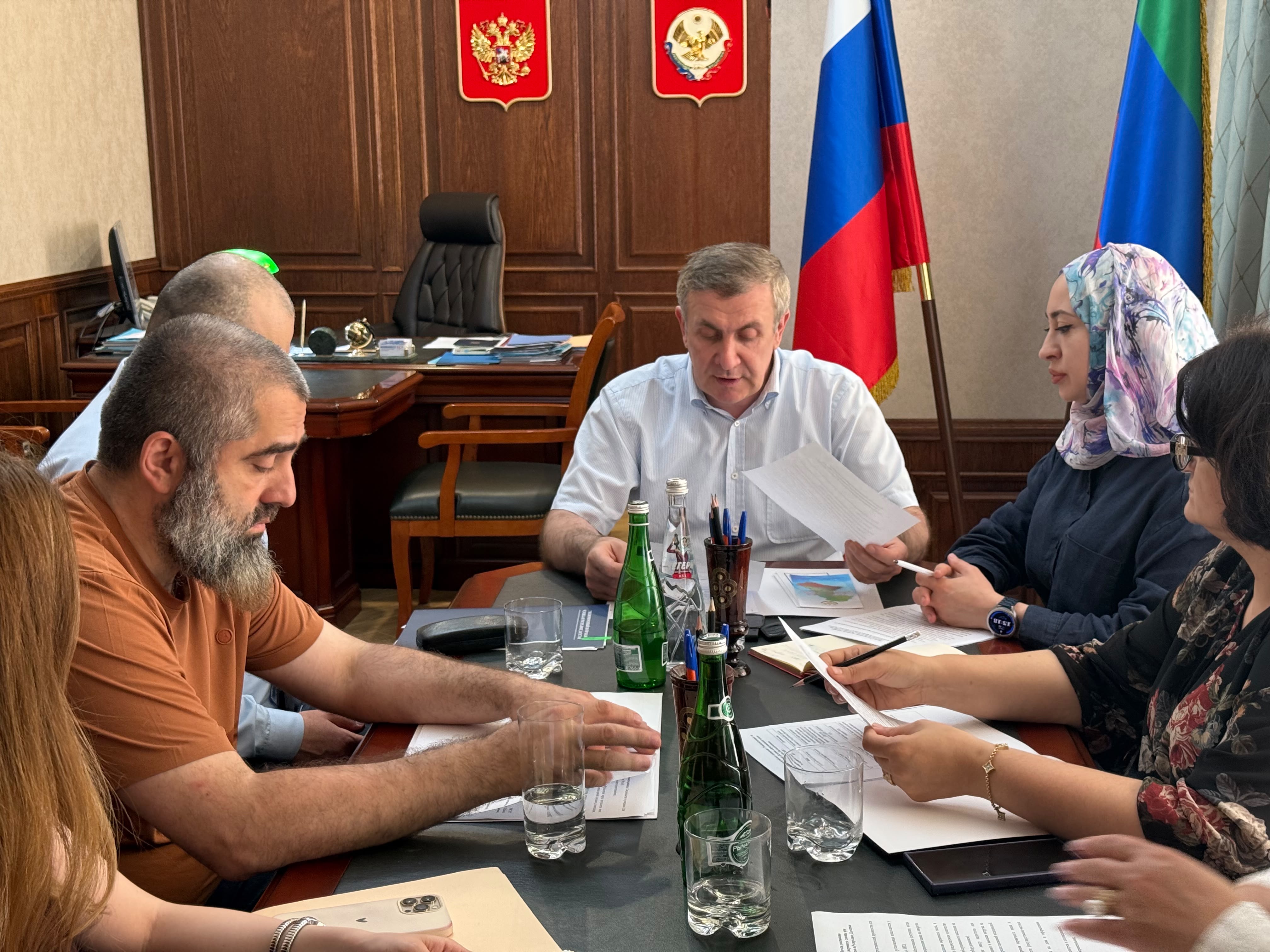 Запир Алхасов провёл рабочее совещание по вопросам защиты прав граждан в сфере здравоохранения и социальной поддержки