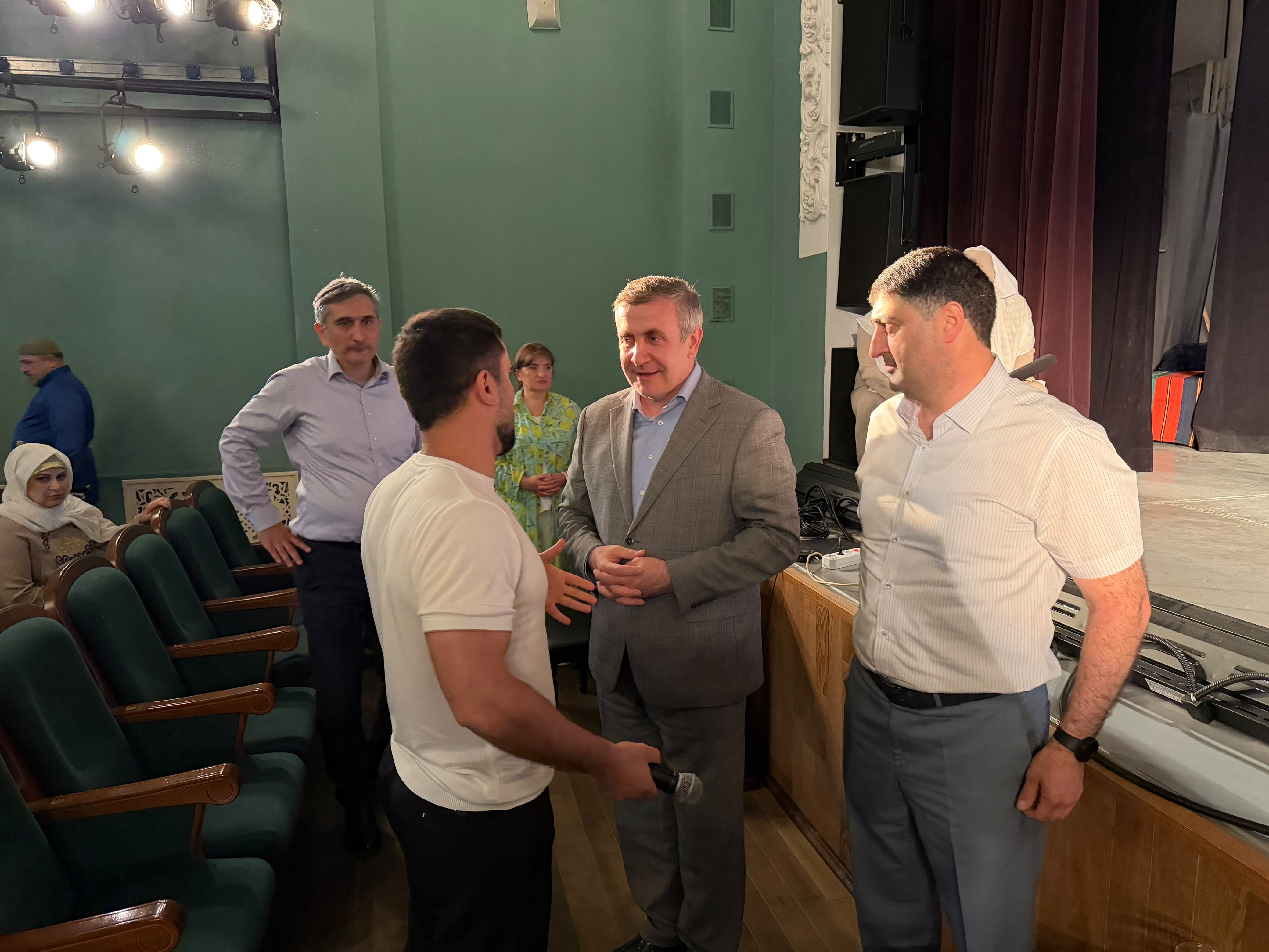 Запир Алхасов посетил Даргинский государственный драматический театр им. Омарла Батырая