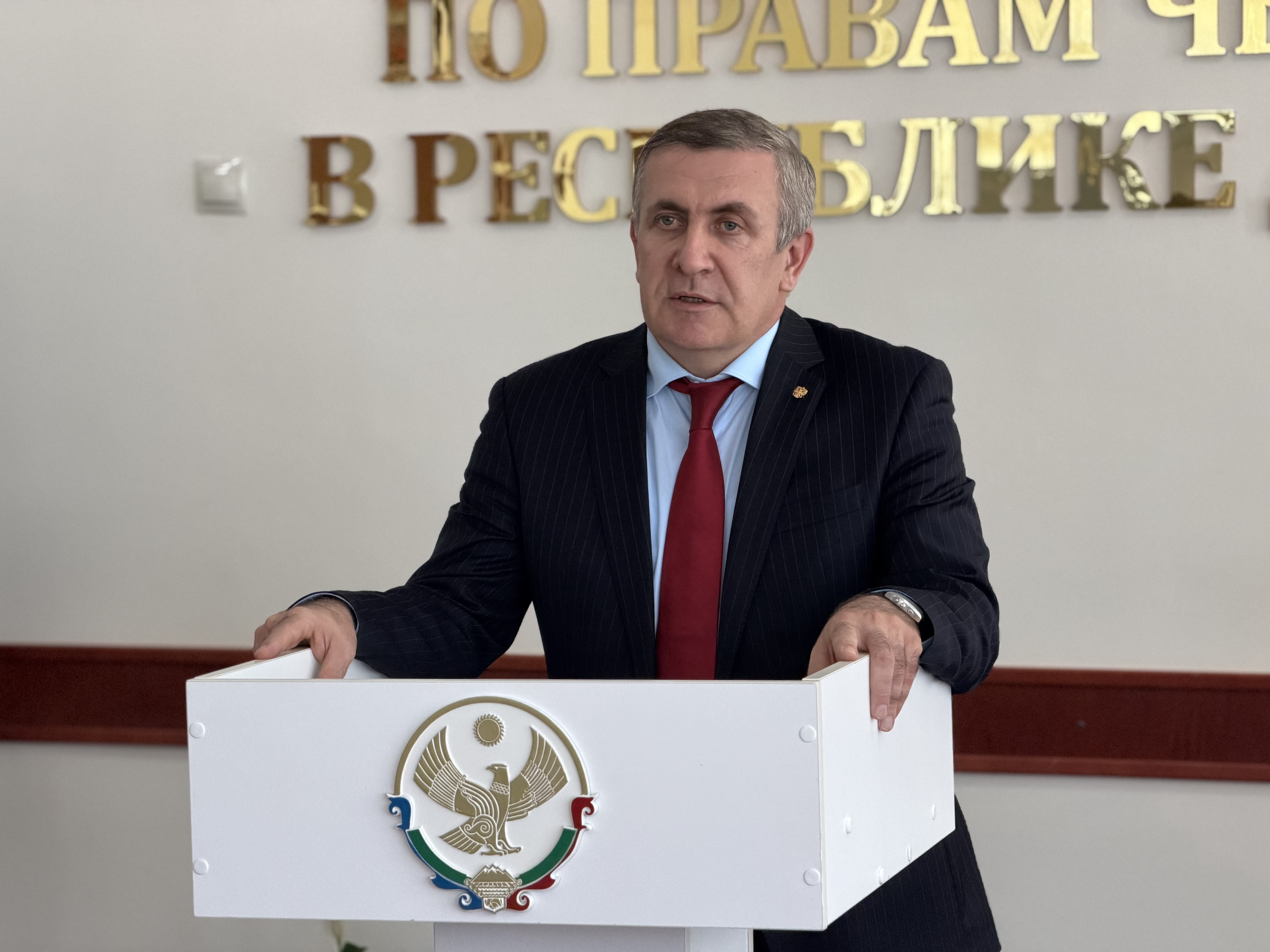 Омбудсмен Дагестан Запир Алхасов провёл торжественную церемонию награждения жителей Дагестана в честь Дня России.