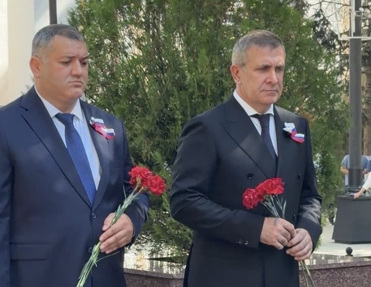 Запир Алхасов принял участие в церемонии возложения цветов к Мемориалу погибшим при исполнении служебного долга сотрудникам правоохранительных органов