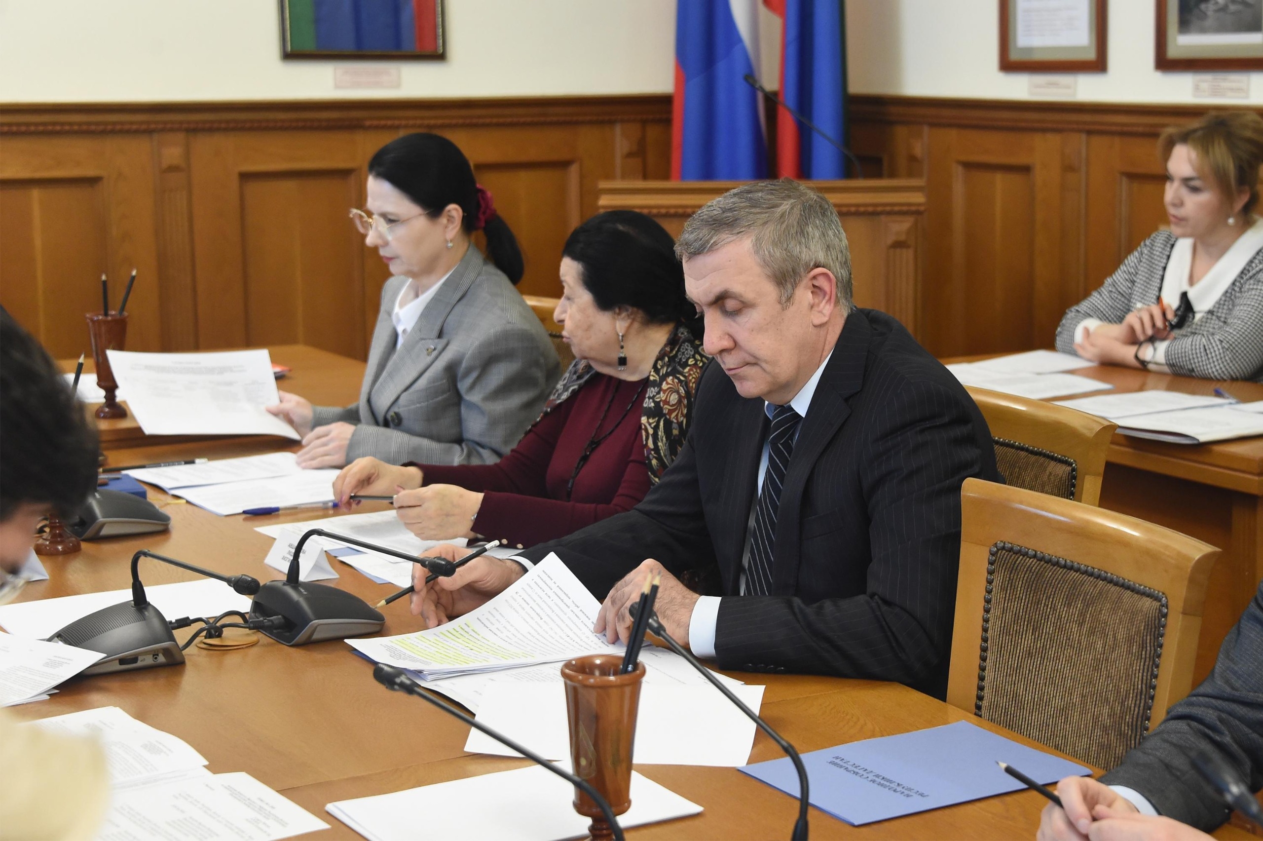 Уполномоченный представил законопроект о поддержке социально ориентированных НКО на заседании парламентского комитета