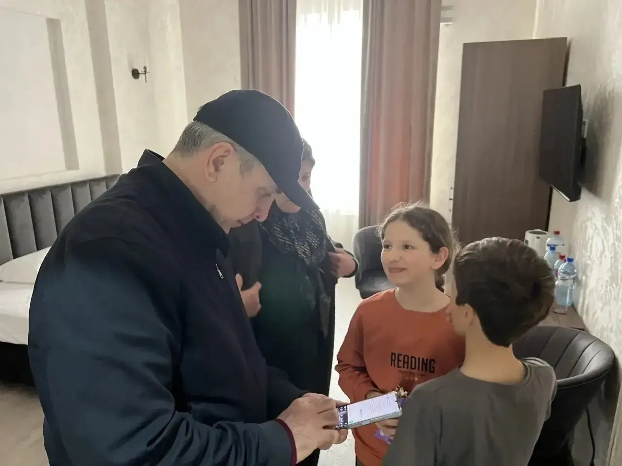 Запир Алхасов посетил пункты временного размещения граждан в г. Махачкале