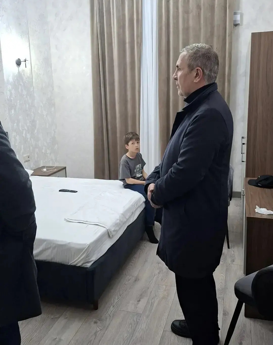 Запир Алхасов посетил пункты временного размещения граждан в г. Махачкале