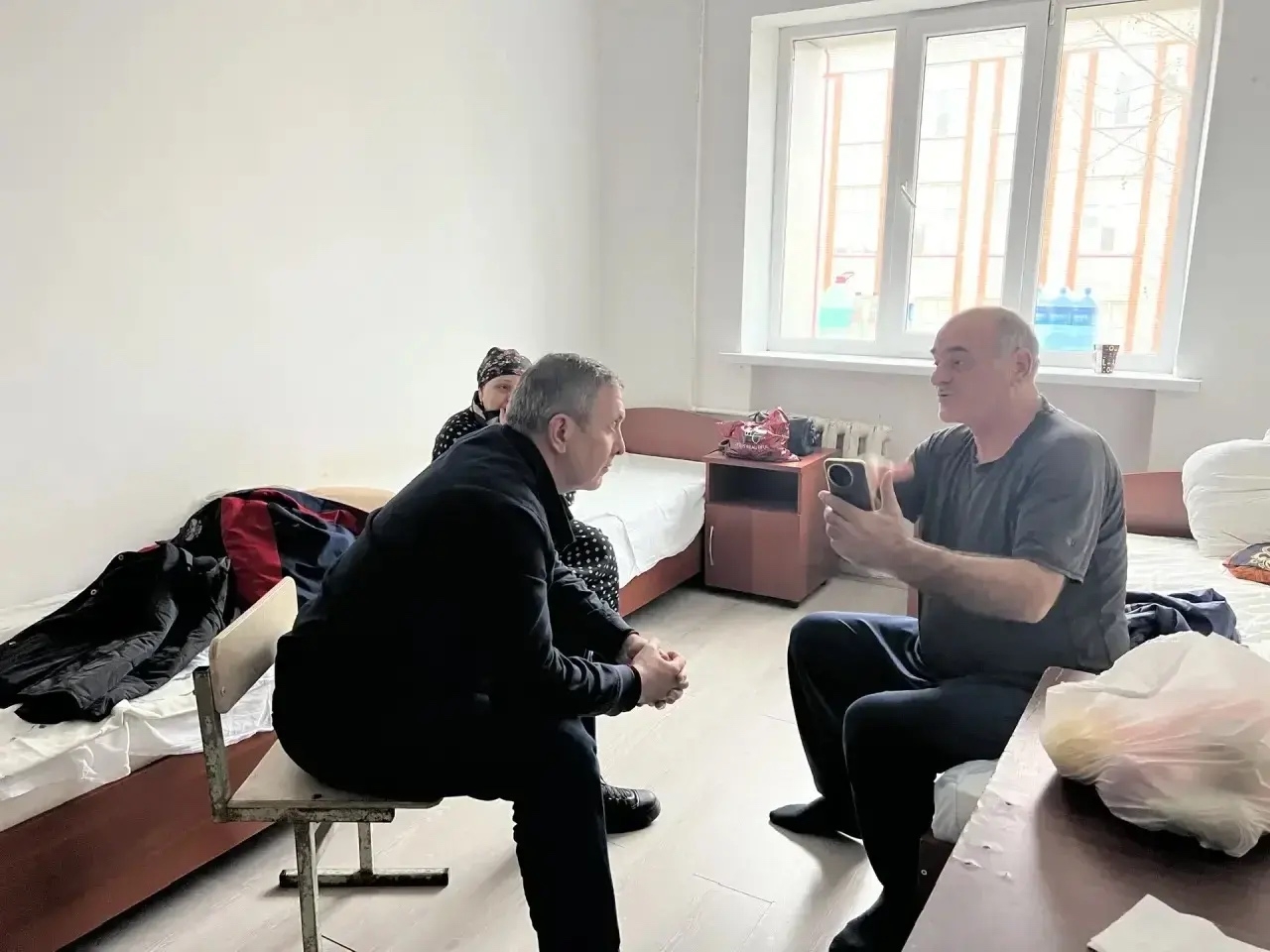 Запир Алхасов посетил пункты временного размещения граждан в г. Махачкале