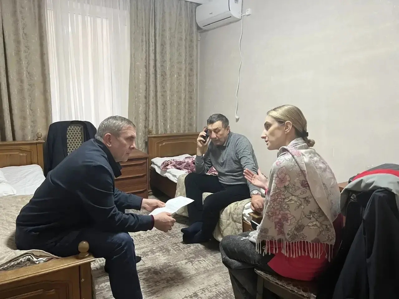 Запир Алхасов посетил пункты временного размещения граждан в г. Махачкале