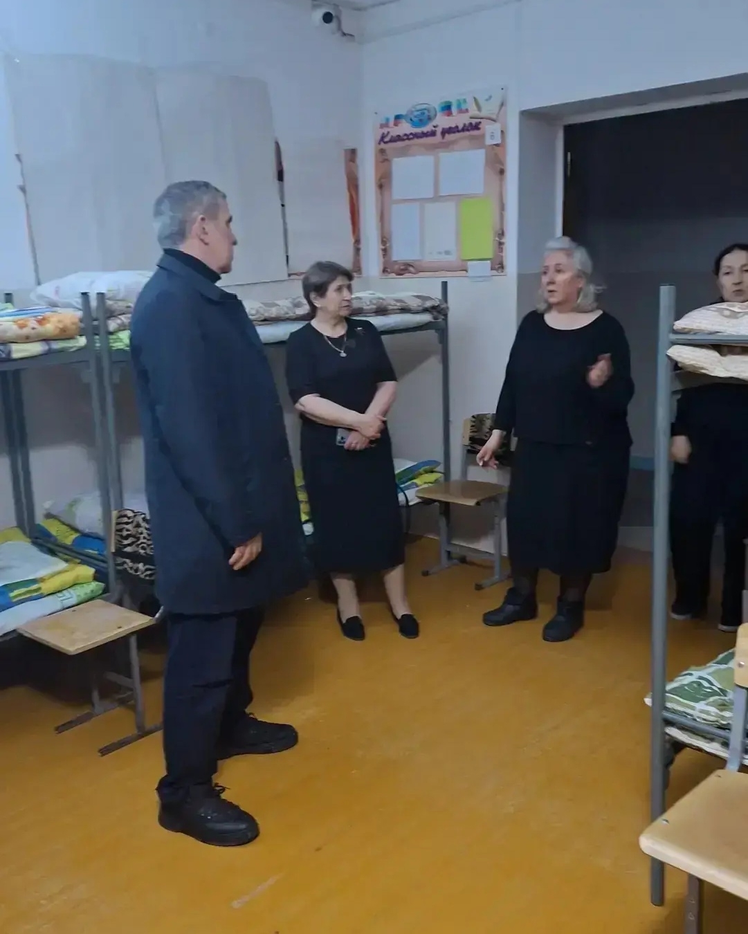 Запир Алхасов посетил пункты временного размещения граждан в г. Махачкале