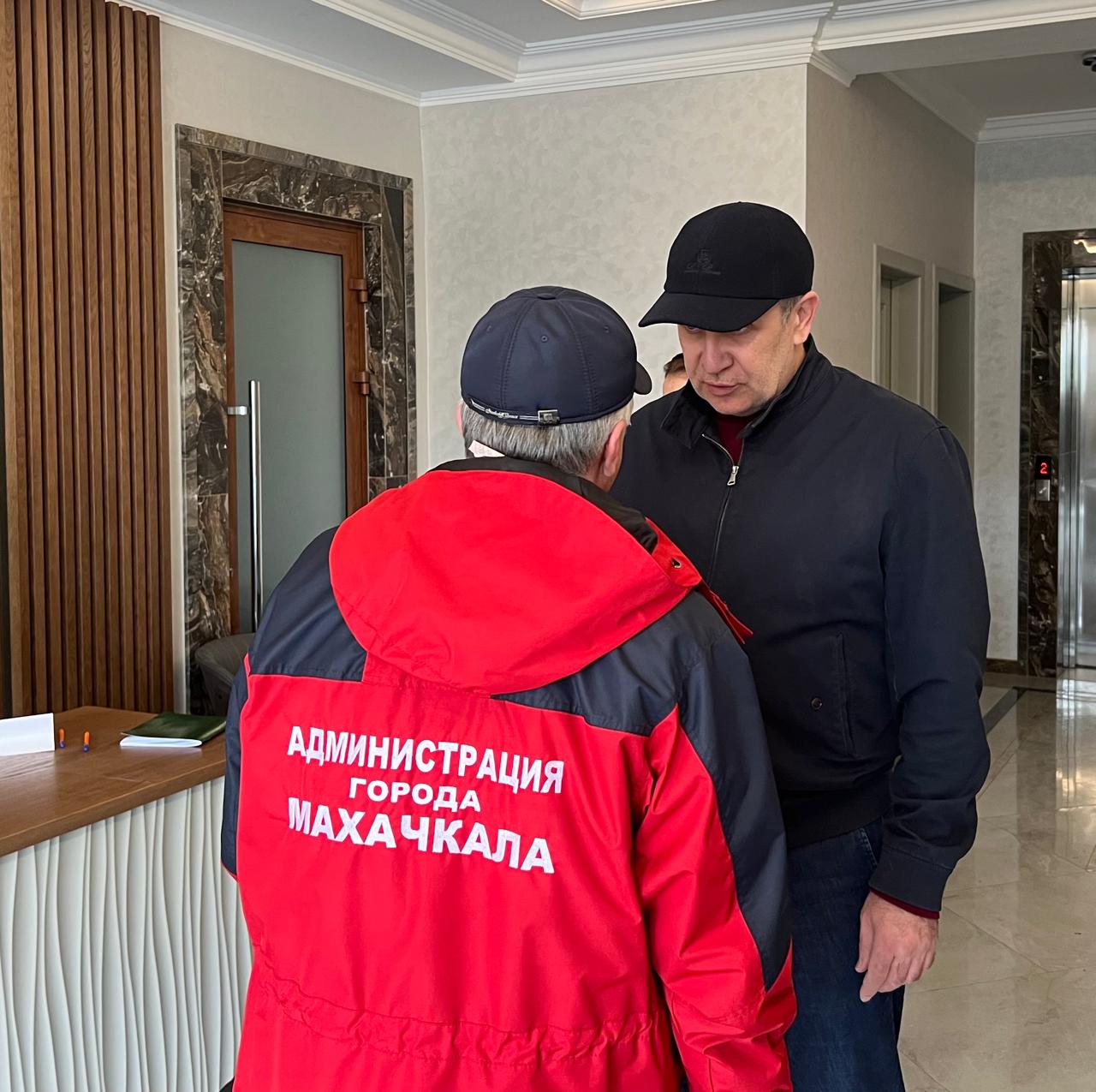 Запир Алхасов посетил пункты временного размещения граждан в г. Махачкале