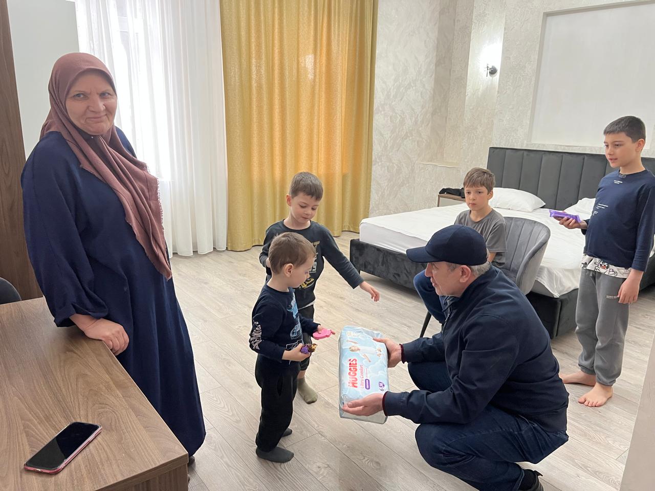 Запир Алхасов посетил пункты временного размещения граждан в г. Махачкале