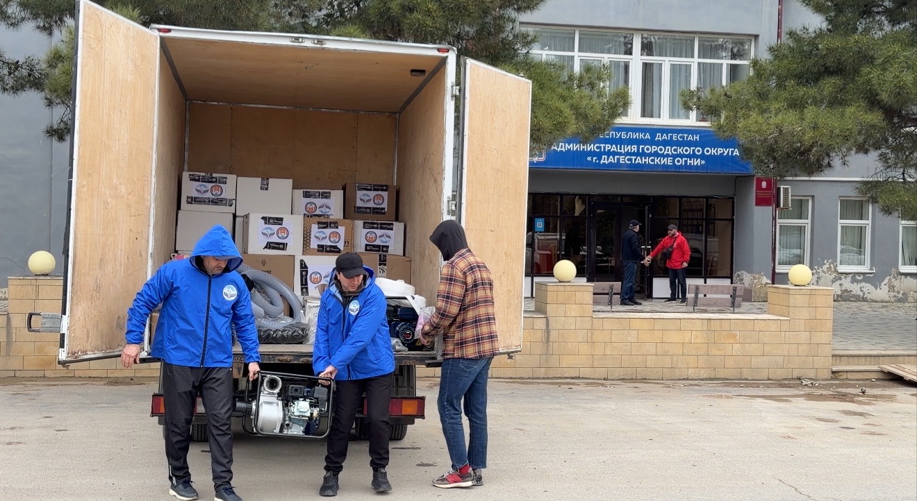 Уполномоченный посетил город Дагестанские Огни, где оказал гуманитарную помощь гражданам, пострадавшим в результате обильных осадков
