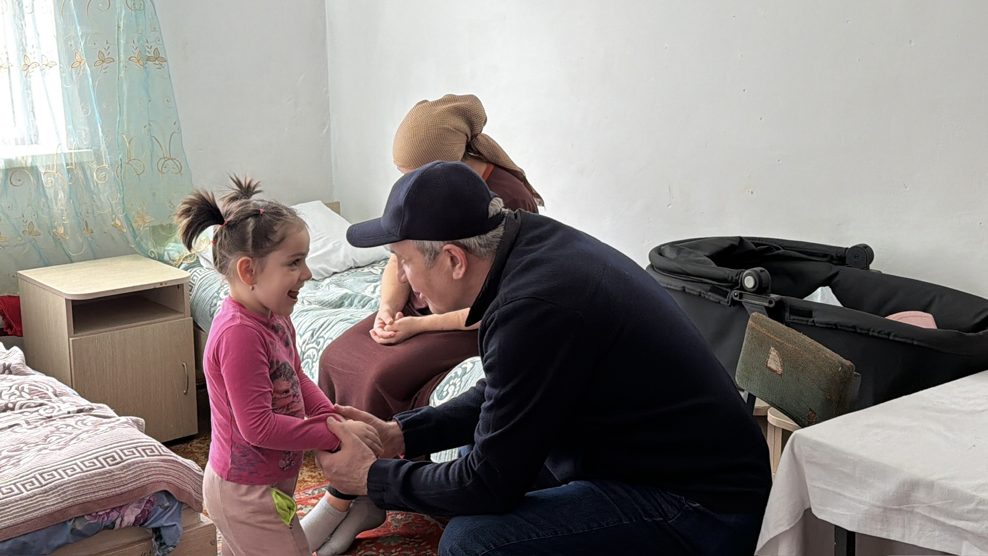 Уполномоченный посетил город Дагестанские Огни, где оказал гуманитарную помощь гражданам, пострадавшим в результате обильных осадков