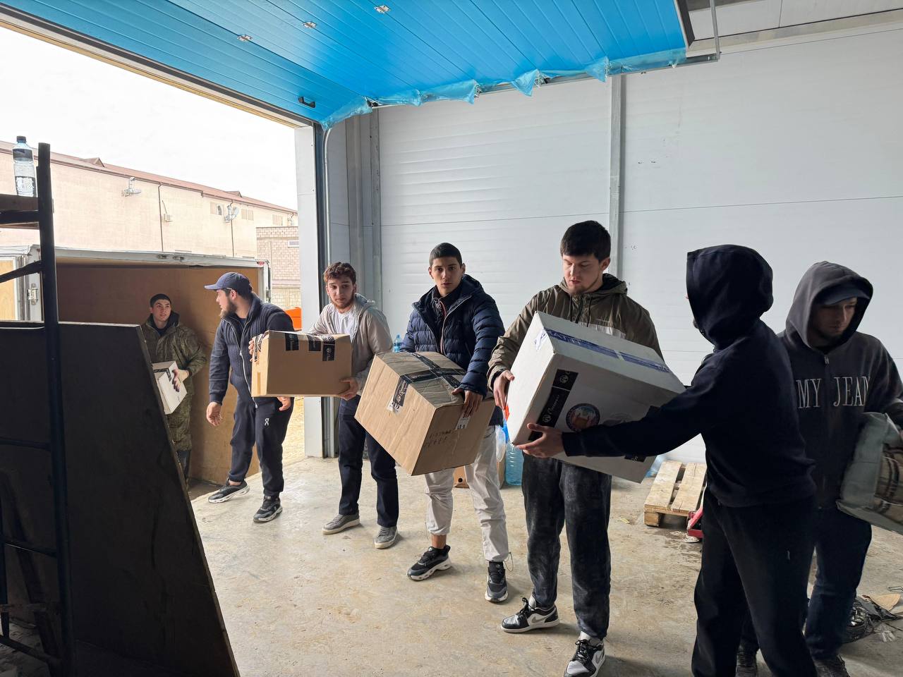 Уполномоченный вместе с сотрудниками аппарата с гуманитарной помощью посетил посёлок Мамедкала Дербентского района, пострадавший в результате обильных осадков и подтопления.