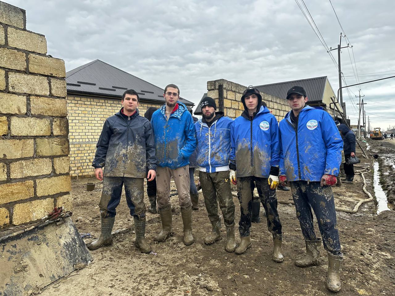 Уполномоченный вместе с сотрудниками аппарата с гуманитарной помощью посетил посёлок Мамедкала Дербентского района, пострадавший в результате обильных осадков и подтопления.