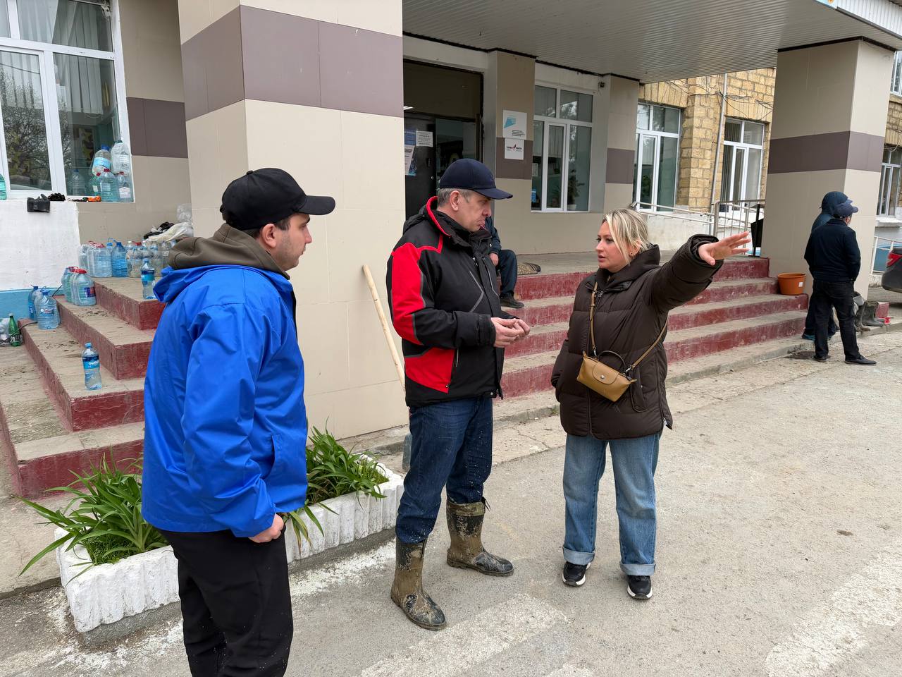 Уполномоченный вместе с сотрудниками аппарата с гуманитарной помощью посетил посёлок Мамедкала Дербентского района, пострадавший в результате обильных осадков и подтопления.