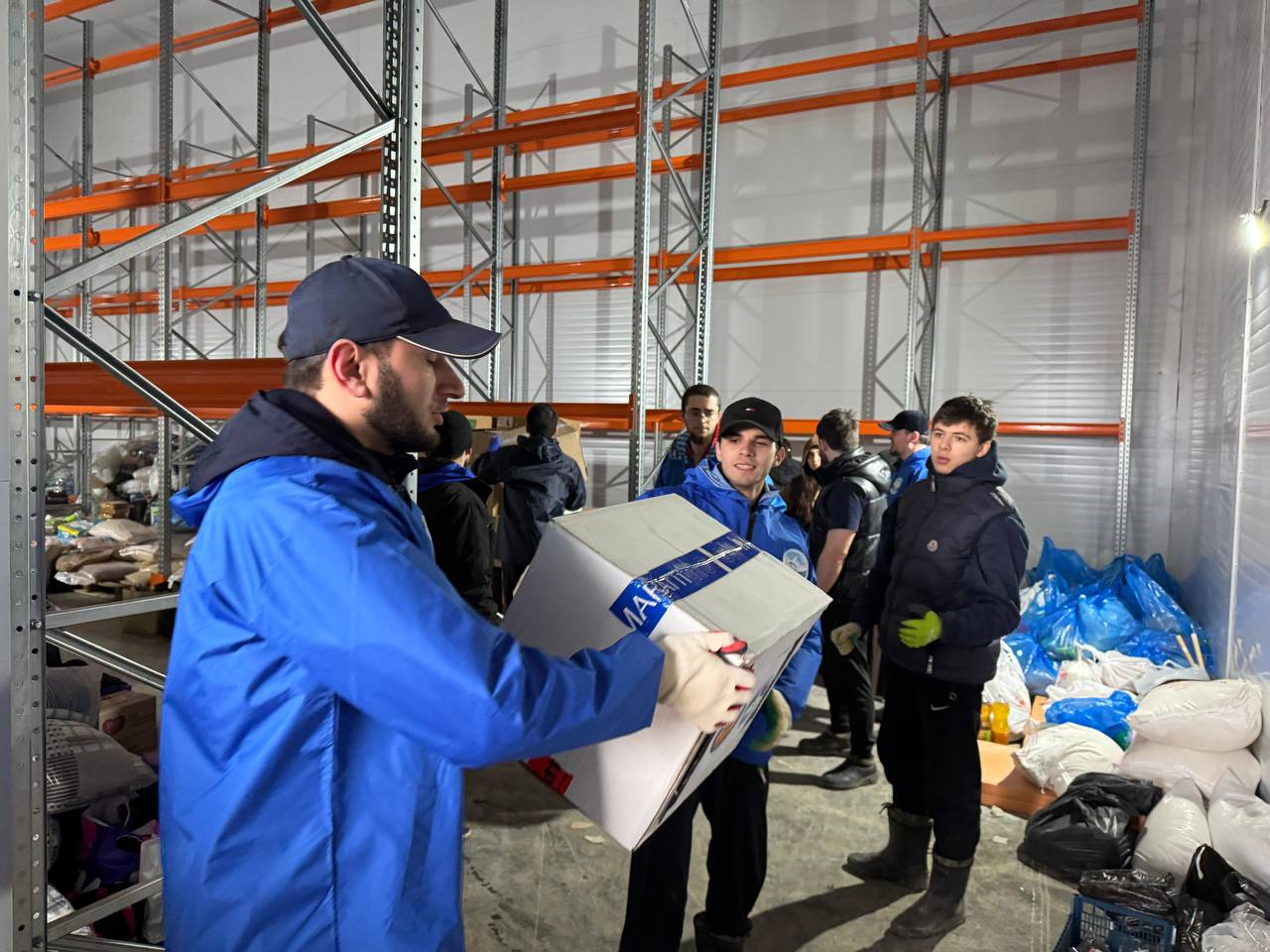 Уполномоченный вместе с сотрудниками аппарата с гуманитарной помощью посетил посёлок Мамедкала Дербентского района, пострадавший в результате обильных осадков и подтопления.