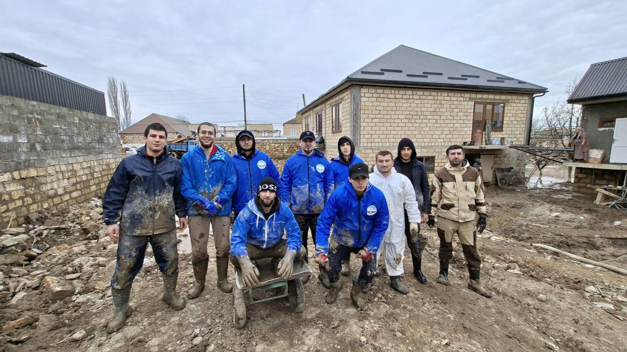 Уполномоченный вместе с сотрудниками аппарата с гуманитарной помощью посетил посёлок Мамедкала Дербентского района, пострадавший в результате обильных осадков и подтопления.