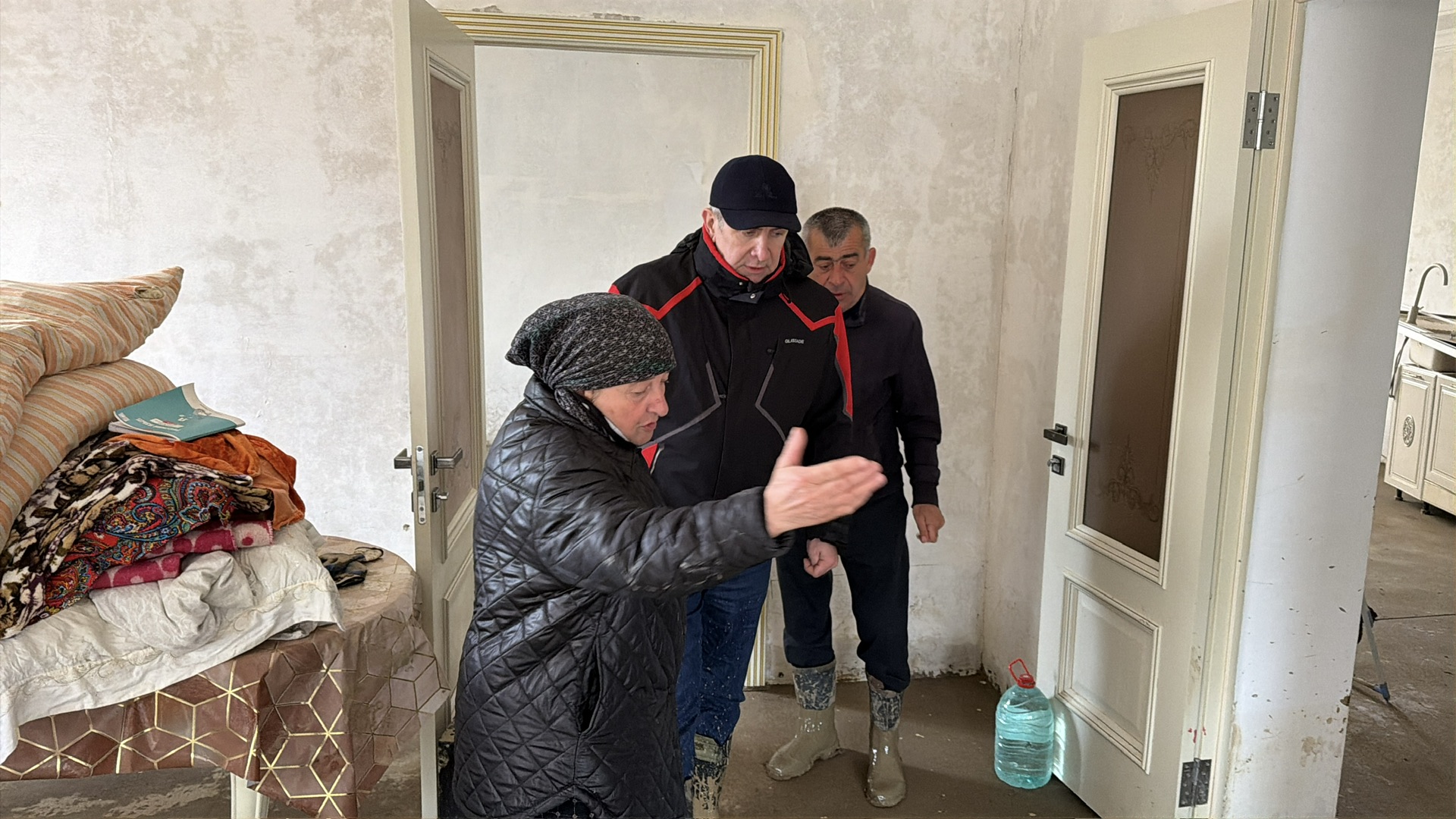 Уполномоченный вместе с сотрудниками аппарата с гуманитарной помощью посетил посёлок Мамедкала Дербентского района, пострадавший в результате обильных осадков и подтопления.