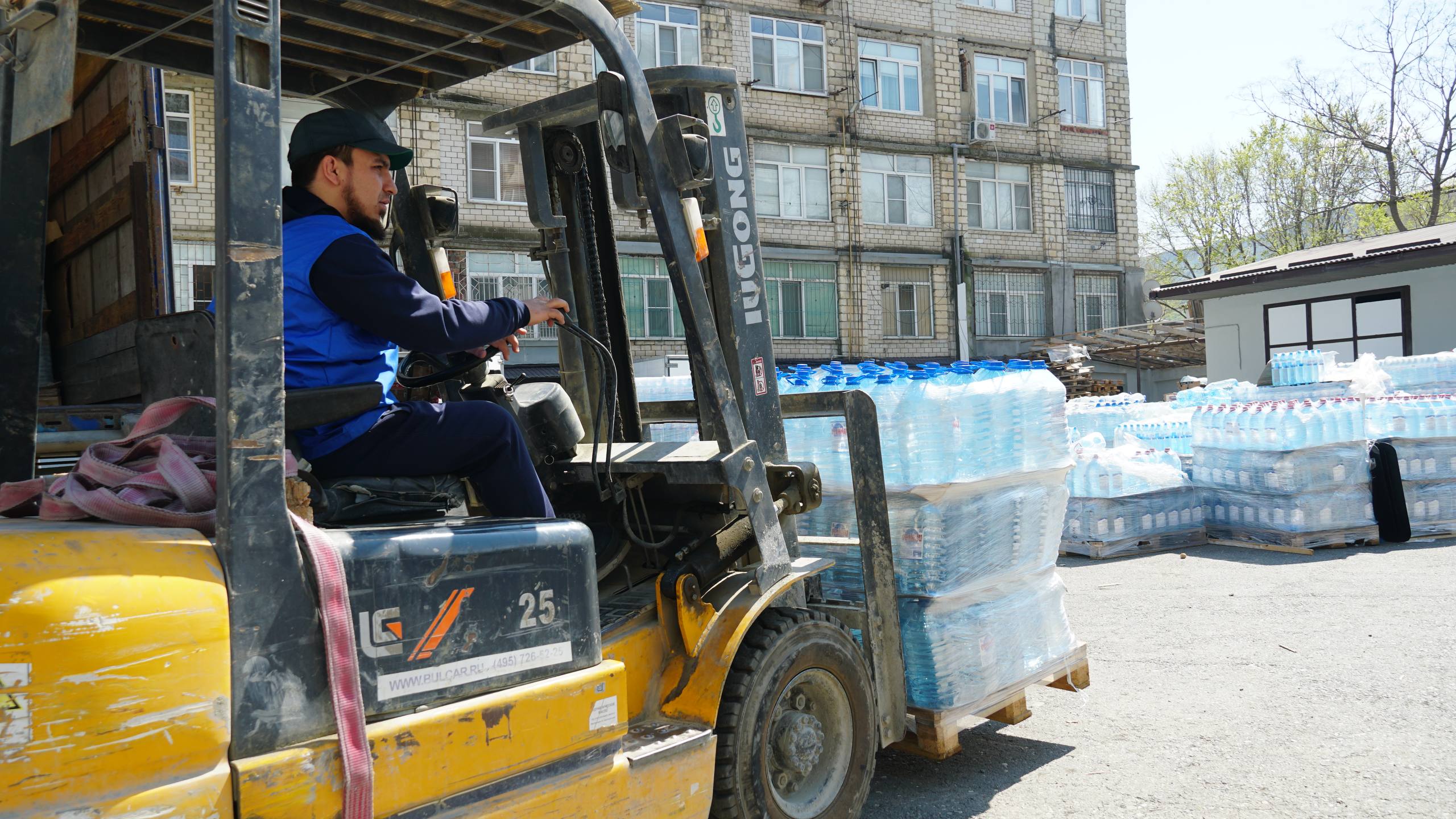 З.Алхасов встретил гуманитарный груз с 20 тоннами питьевой воды, доставленный в Республику Дагестан для оказания помощи гражданам, пострадавшим в результате обильных осадков и подтопления.