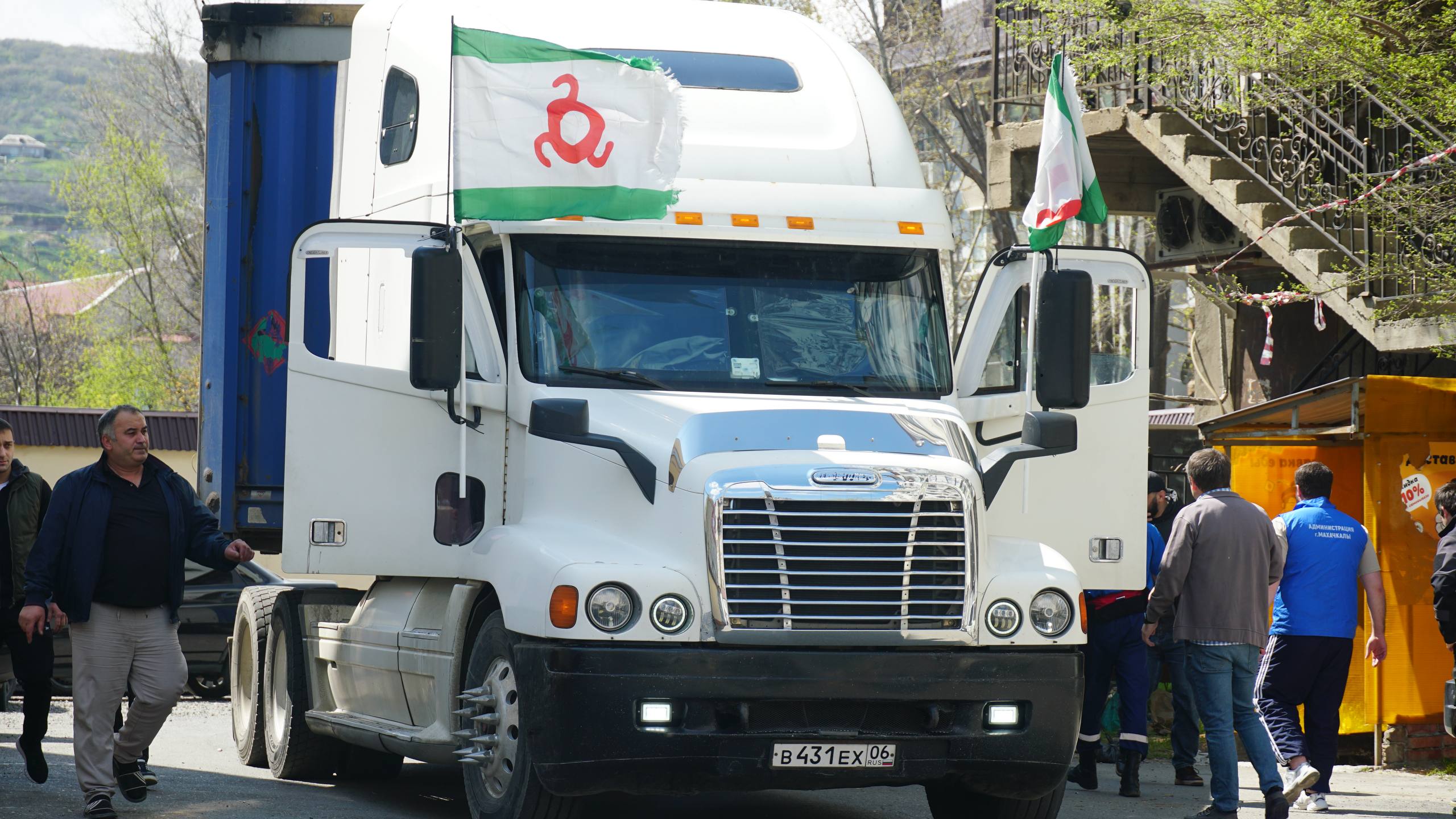З.Алхасов встретил гуманитарный груз с 20 тоннами питьевой воды, доставленный в Республику Дагестан для оказания помощи гражданам, пострадавшим в результате обильных осадков и подтопления.