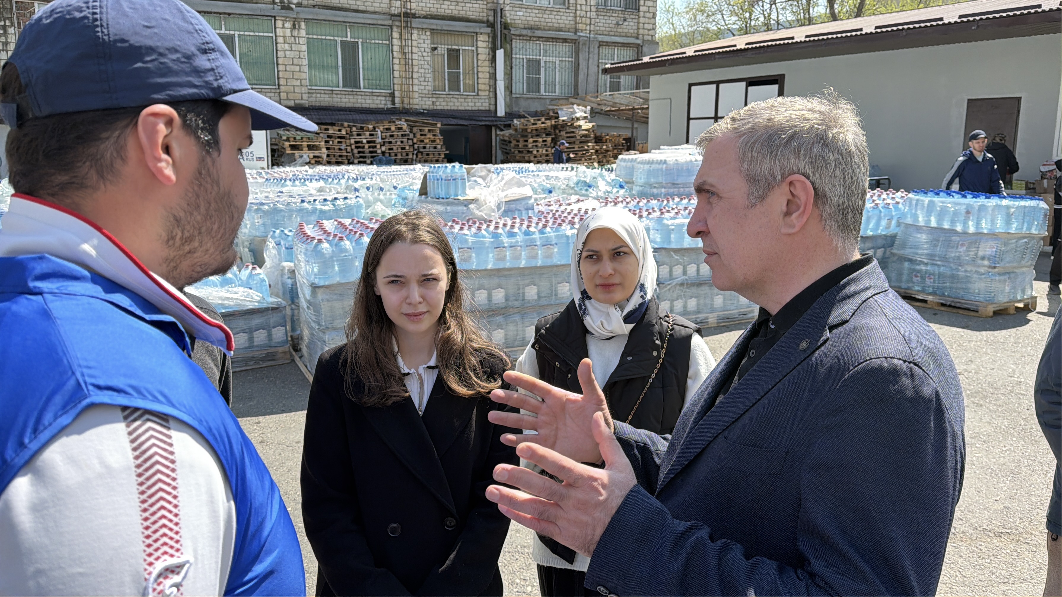 З.Алхасов встретил гуманитарный груз с 20 тоннами питьевой воды, доставленный в Республику Дагестан для оказания помощи гражданам, пострадавшим в результате обильных осадков и подтопления.