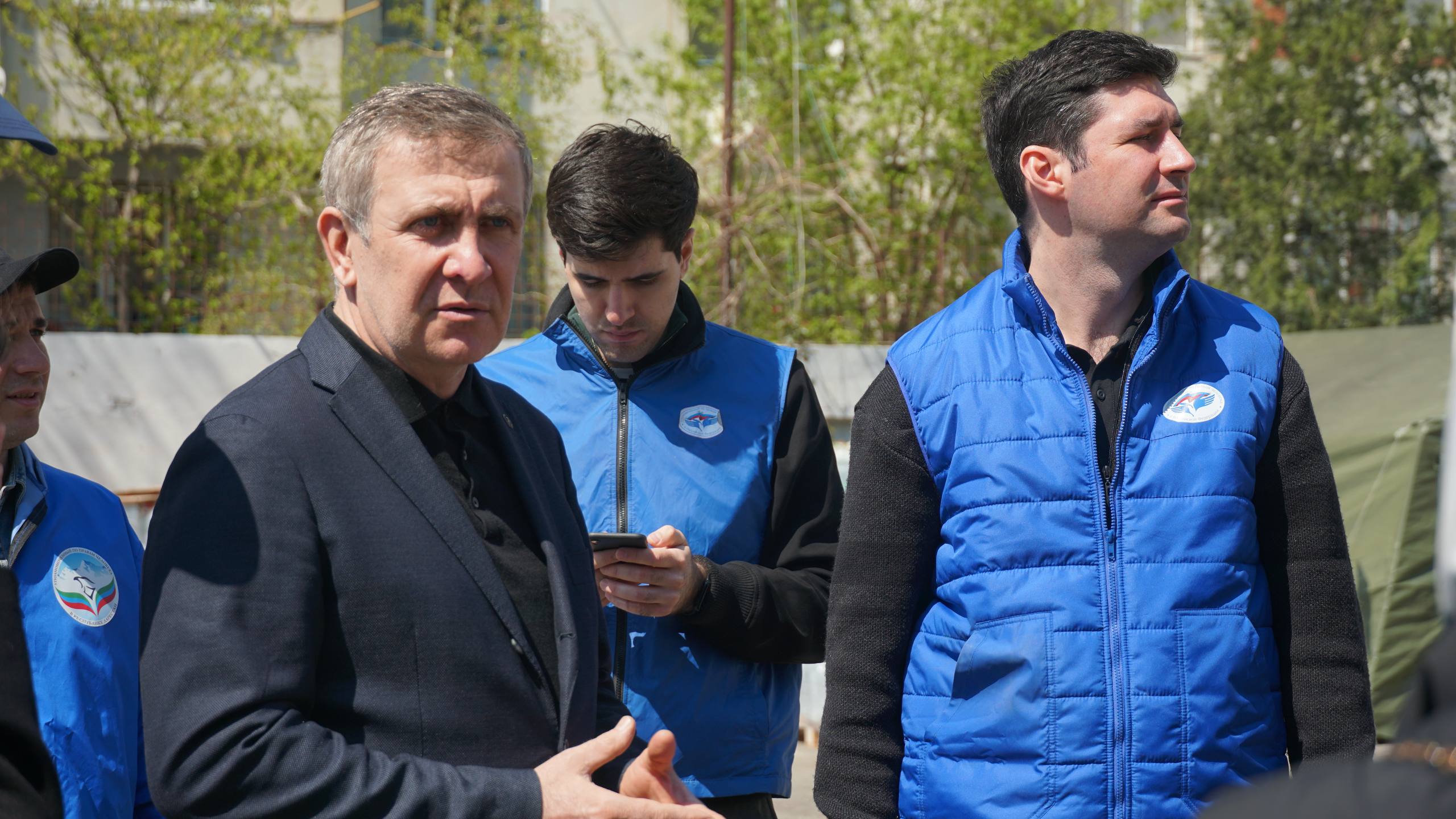 З.Алхасов встретил гуманитарный груз с 20 тоннами питьевой воды, доставленный в Республику Дагестан для оказания помощи гражданам, пострадавшим в результате обильных осадков и подтопления.