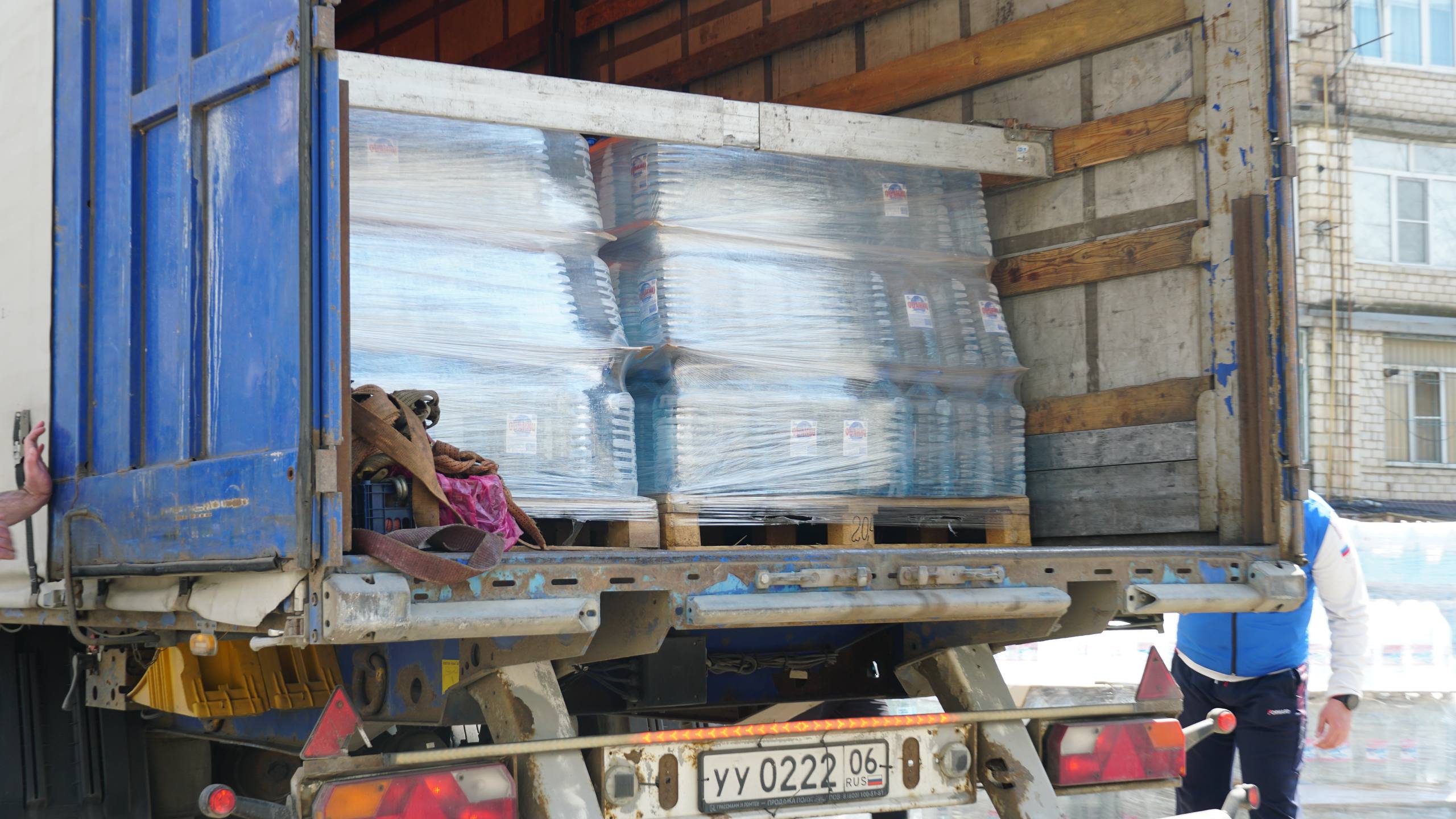 З.Алхасов встретил гуманитарный груз с 20 тоннами питьевой воды, доставленный в Республику Дагестан для оказания помощи гражданам, пострадавшим в результате обильных осадков и подтопления.