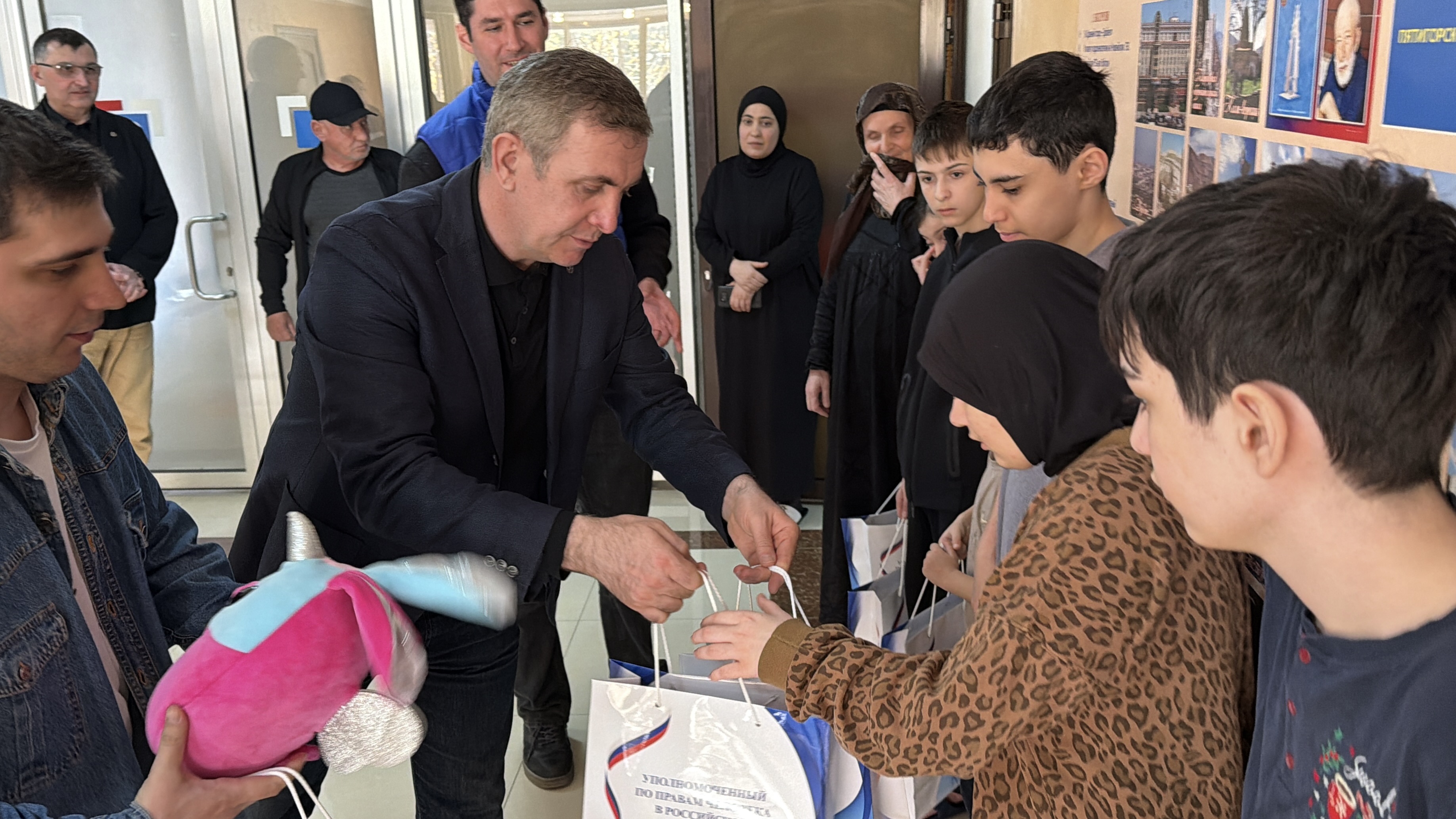 Уполномоченный провёл приём граждан в пункте временного размещения, организованном в одной из гостиниц города Махачкалы для жителей, пострадавших в результате обильных осадков и подтопления.