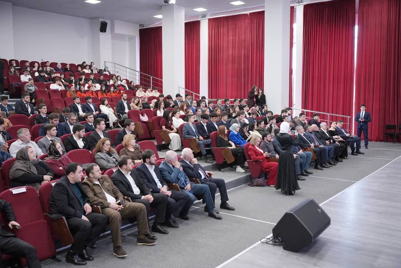 Запир Алхасов принял участие в торжественном мероприятии, посвященном 15-летию Молодежного парламента города Махачкалы