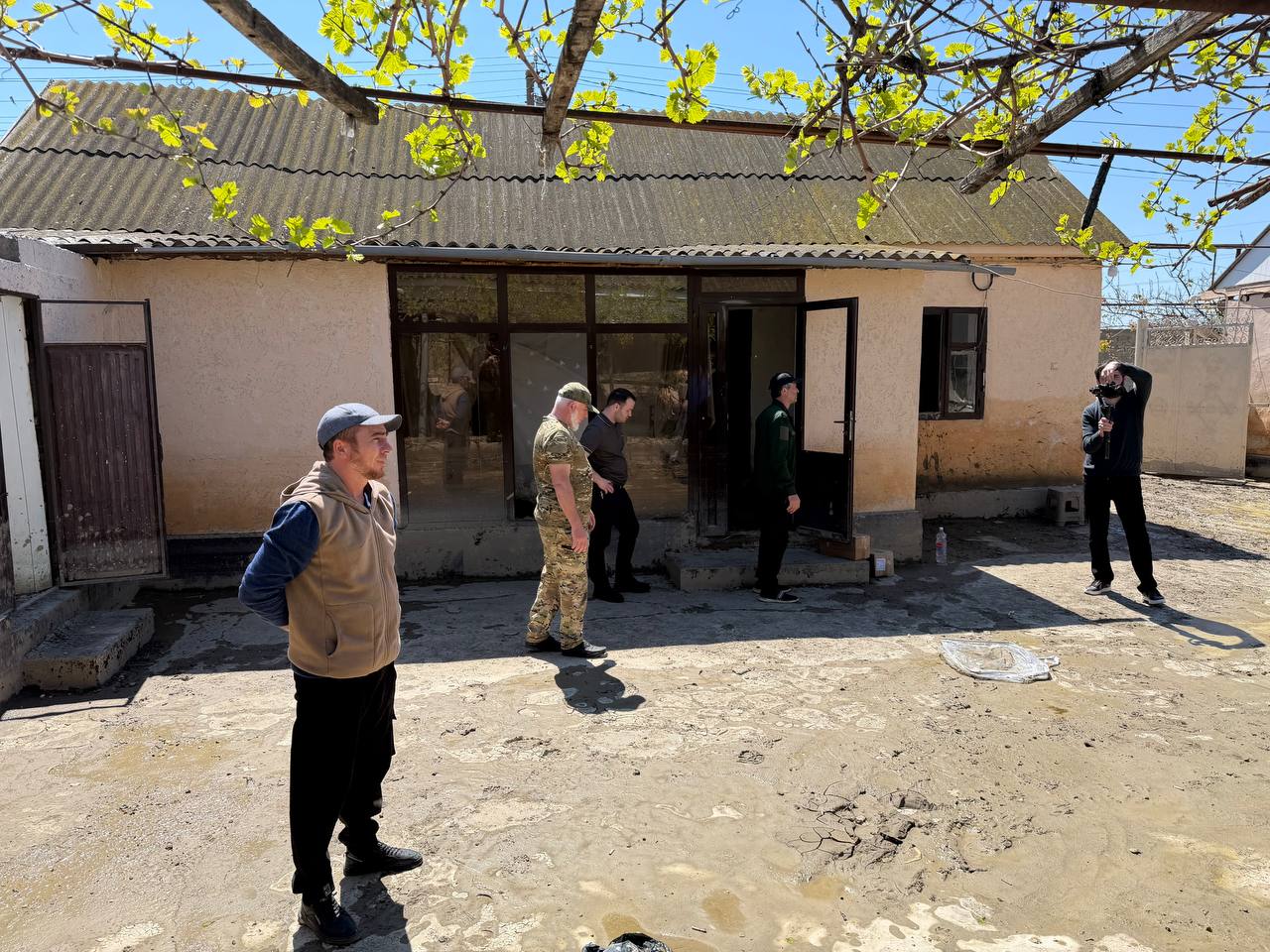 Запир Алхасов совместно с коллегами из Москвы посетил одно из наиболее пострадавших от подтопления населённых пунктов — село Адильотар Хасавюртовского района