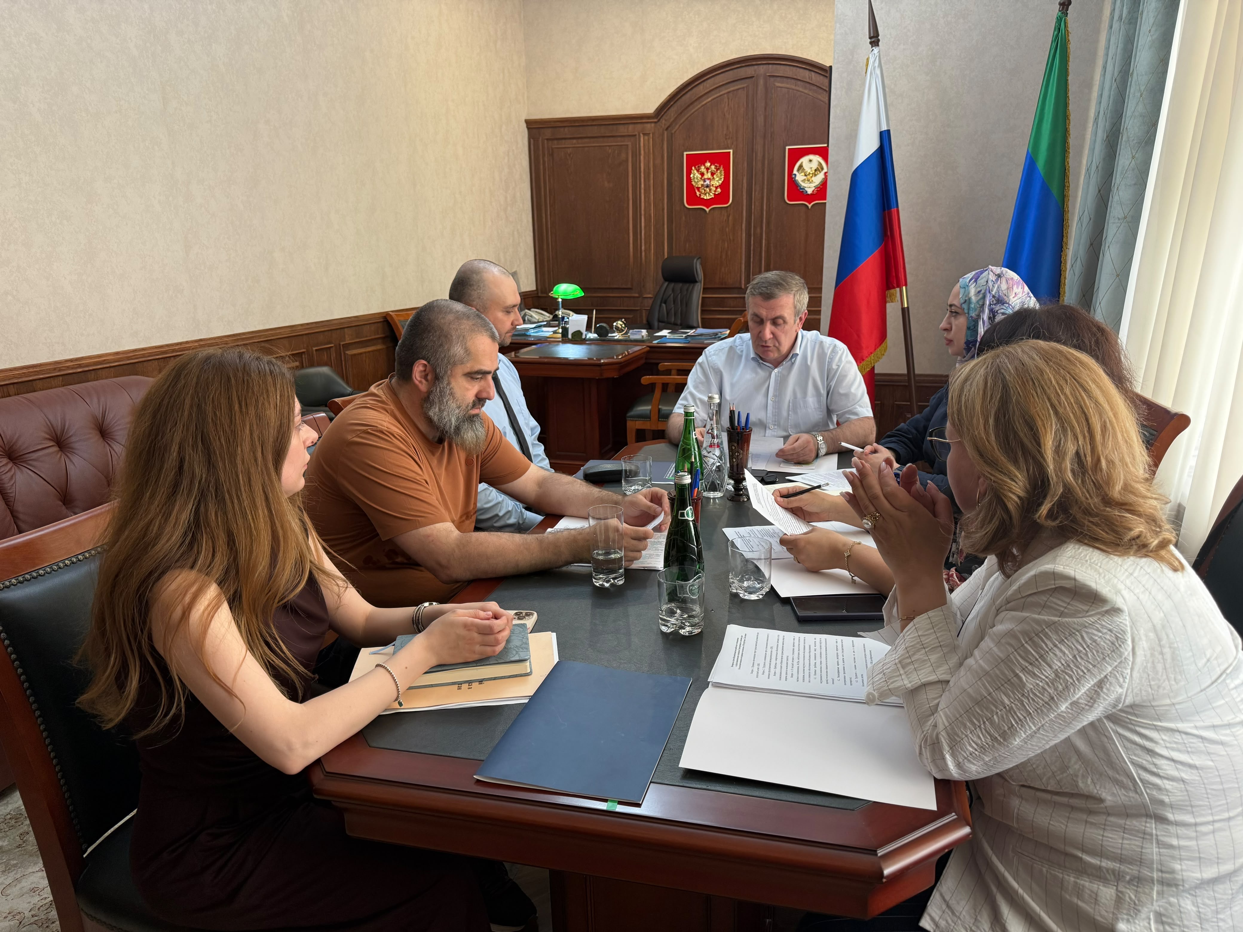 Запир Алхасов провёл рабочее совещание по вопросам защиты прав граждан в сфере здравоохранения и социальной поддержки
