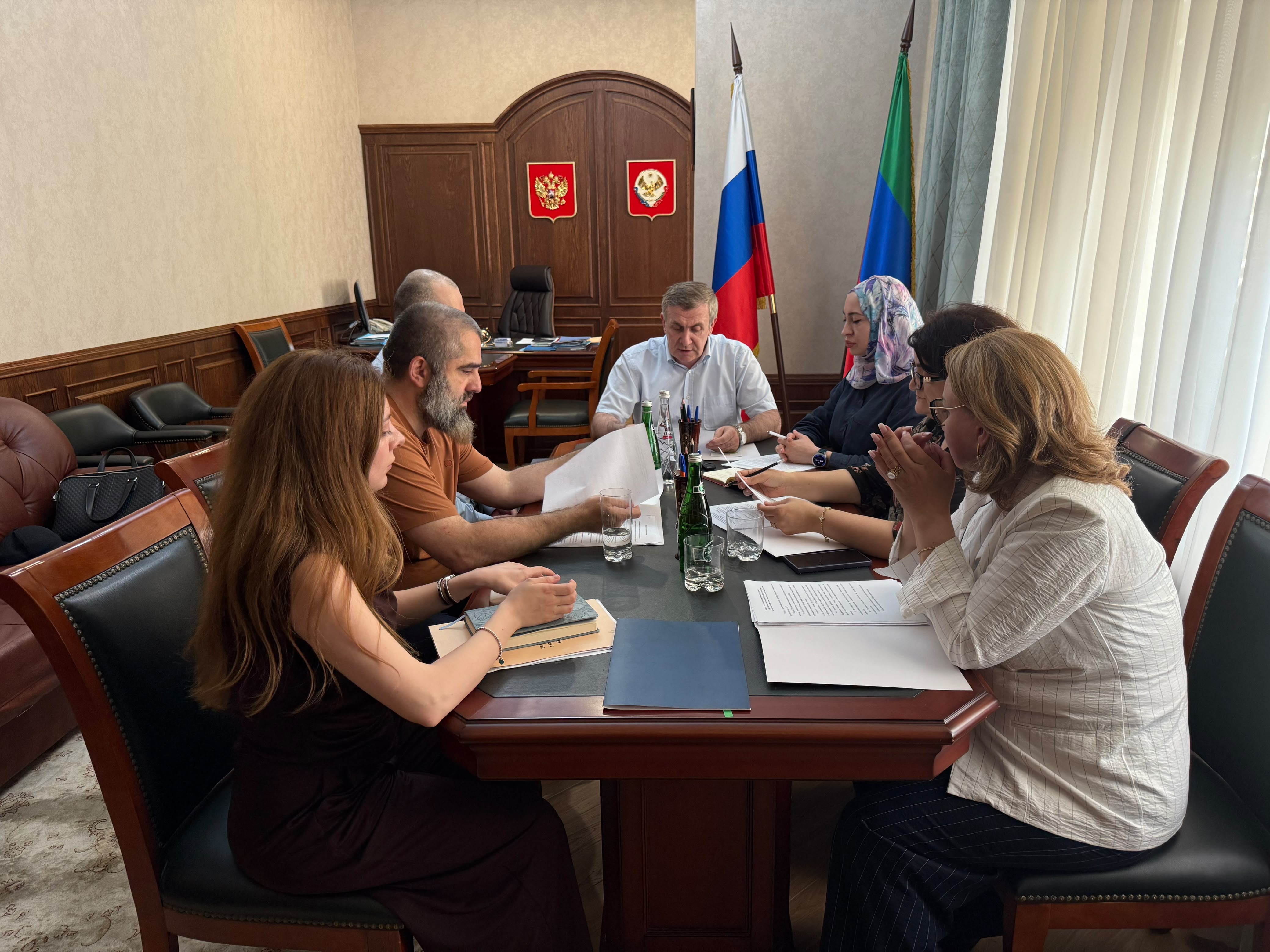 Запир Алхасов провёл рабочее совещание по вопросам защиты прав граждан в сфере здравоохранения и социальной поддержки