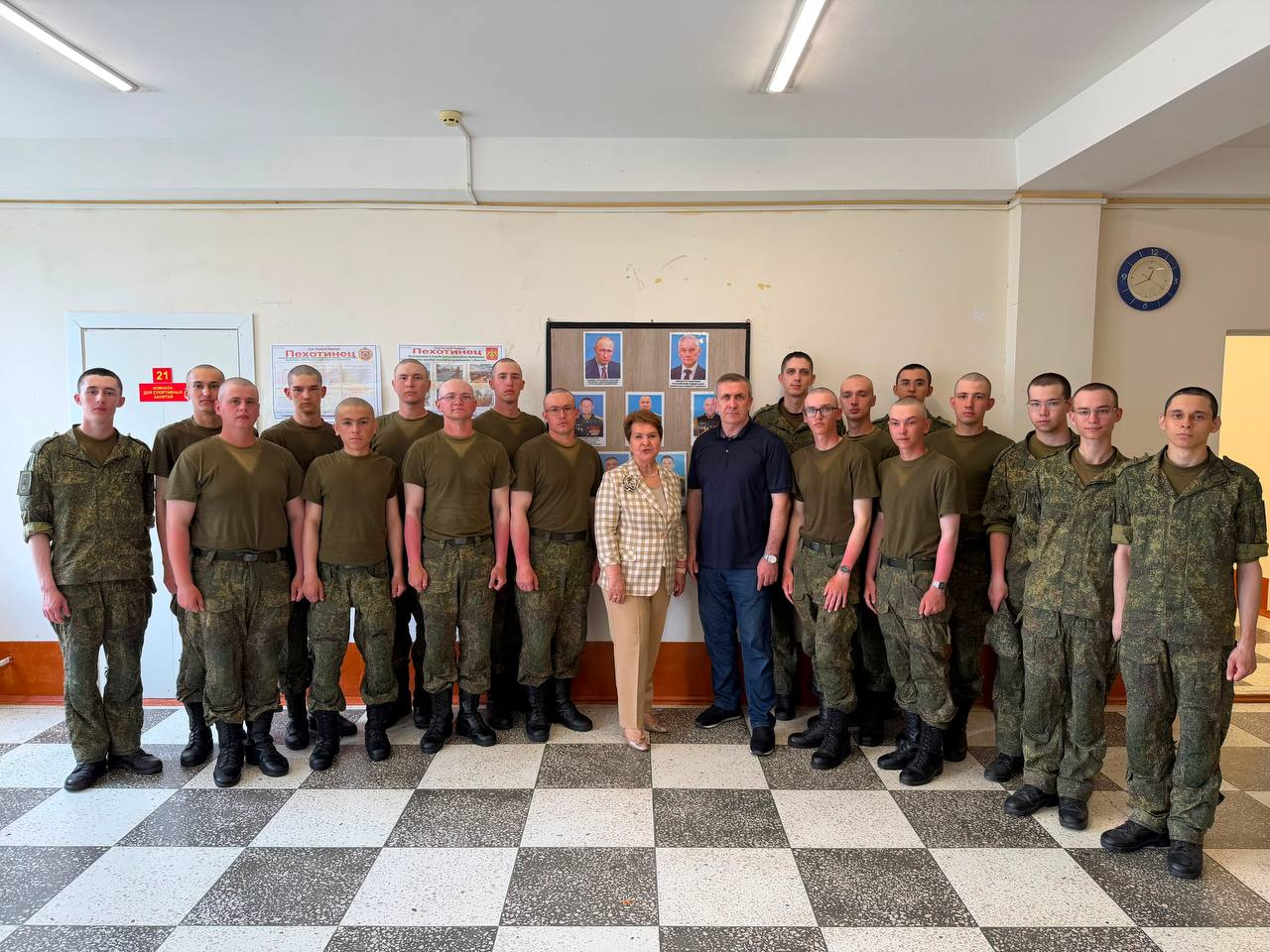 Запир Алхасов и Сария Сабурская посетили войсковую часть в городе Буйнакске