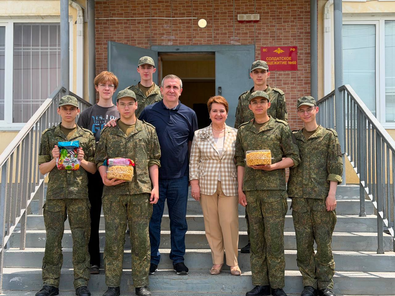 Запир Алхасов и Сария Сабурская посетили войсковую часть в городе Буйнакске