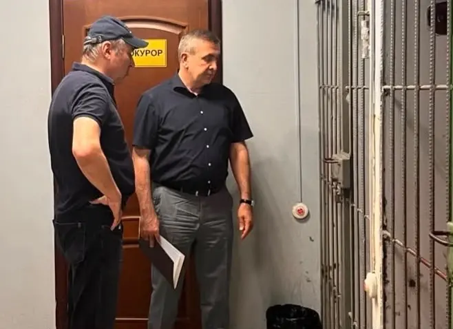 Омбудсмен Дагестана Запир Алхасов посетил конвойные помещения, расположенные в зданиях федеральных судов общей юрисдикции города Махачкалы