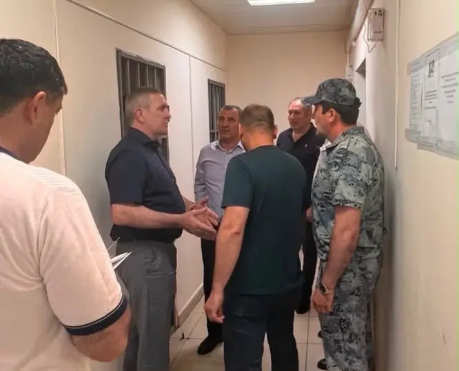 Омбудсмен Дагестана Запир Алхасов посетил конвойные помещения, расположенные в зданиях федеральных судов общей юрисдикции города Махачкалы