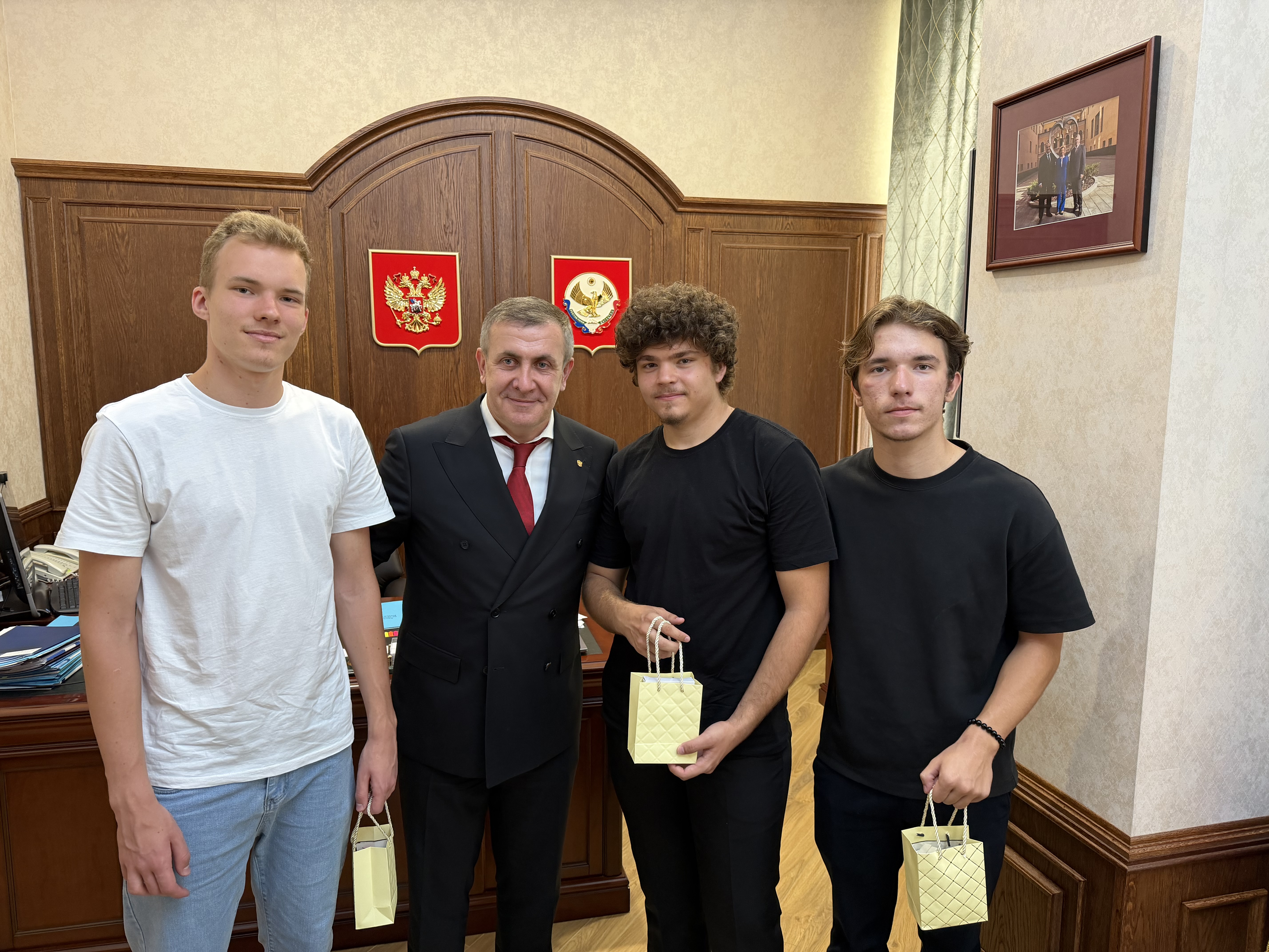 Запир Алхасов встретился с участниками благотворительного фестиваля «Свет надежды».