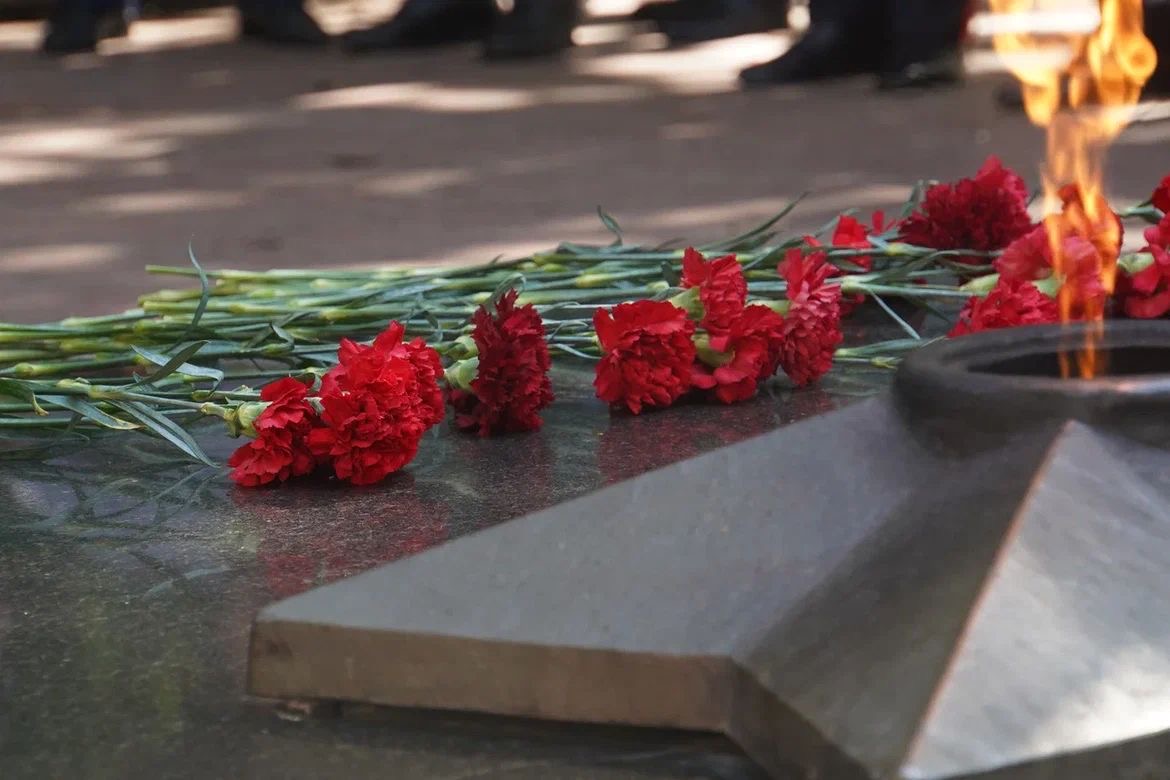 Запир Алхасов принял участие в церемонии возложения цветов к Мемориалу погибшим при исполнении служебного долга сотрудникам правоохранительных органов