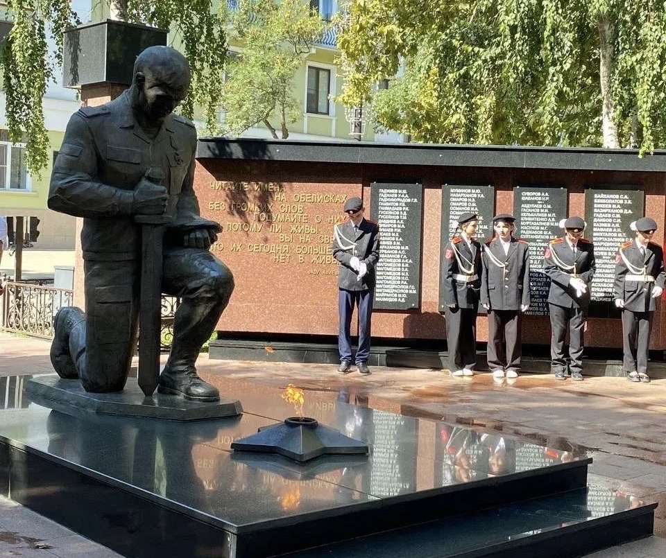 Запир Алхасов принял участие в церемонии возложения цветов к Мемориалу погибшим при исполнении служебного долга сотрудникам правоохранительных органов