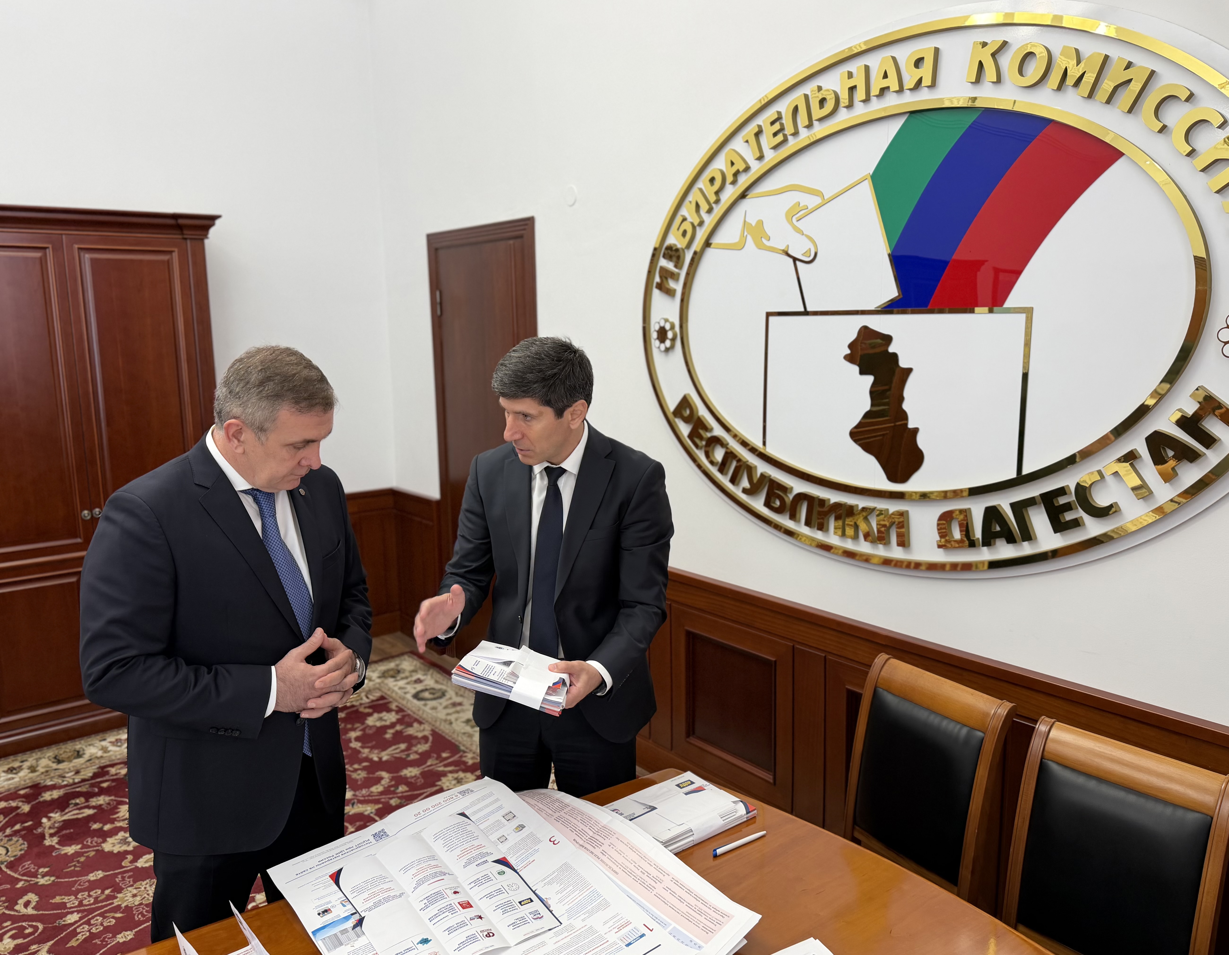 Уполномоченный Запир Алхасов провел рабочую встречу с Председателем Избирательной комиссии Республики Дагестан Магомедом Дибировым.